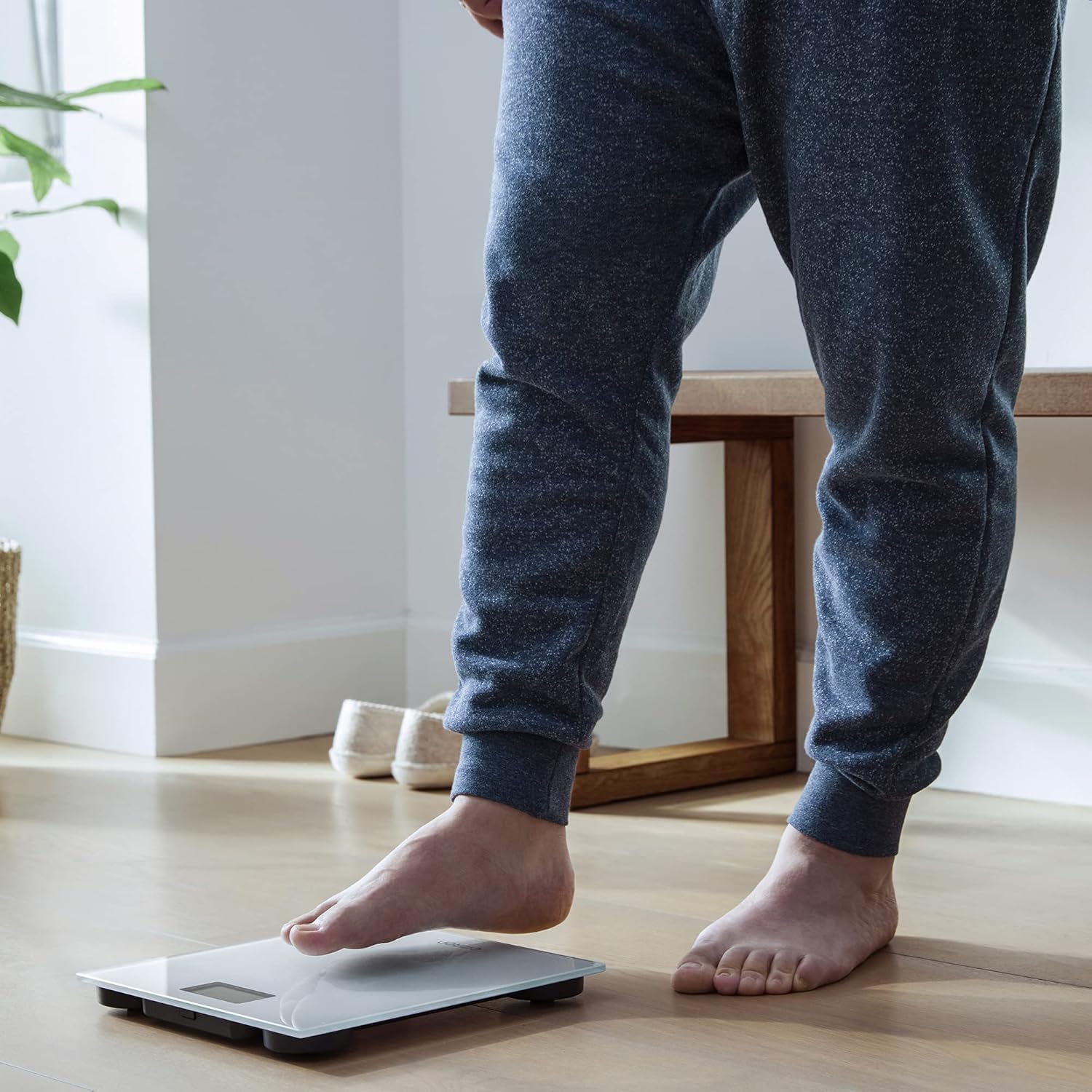OMRON HN300T2 Intelli IT Bilancia smart con Bluetooth | Bilancia corporea per peso e BMI, con app OMRON Connect per smartphone per monitorare i progressi