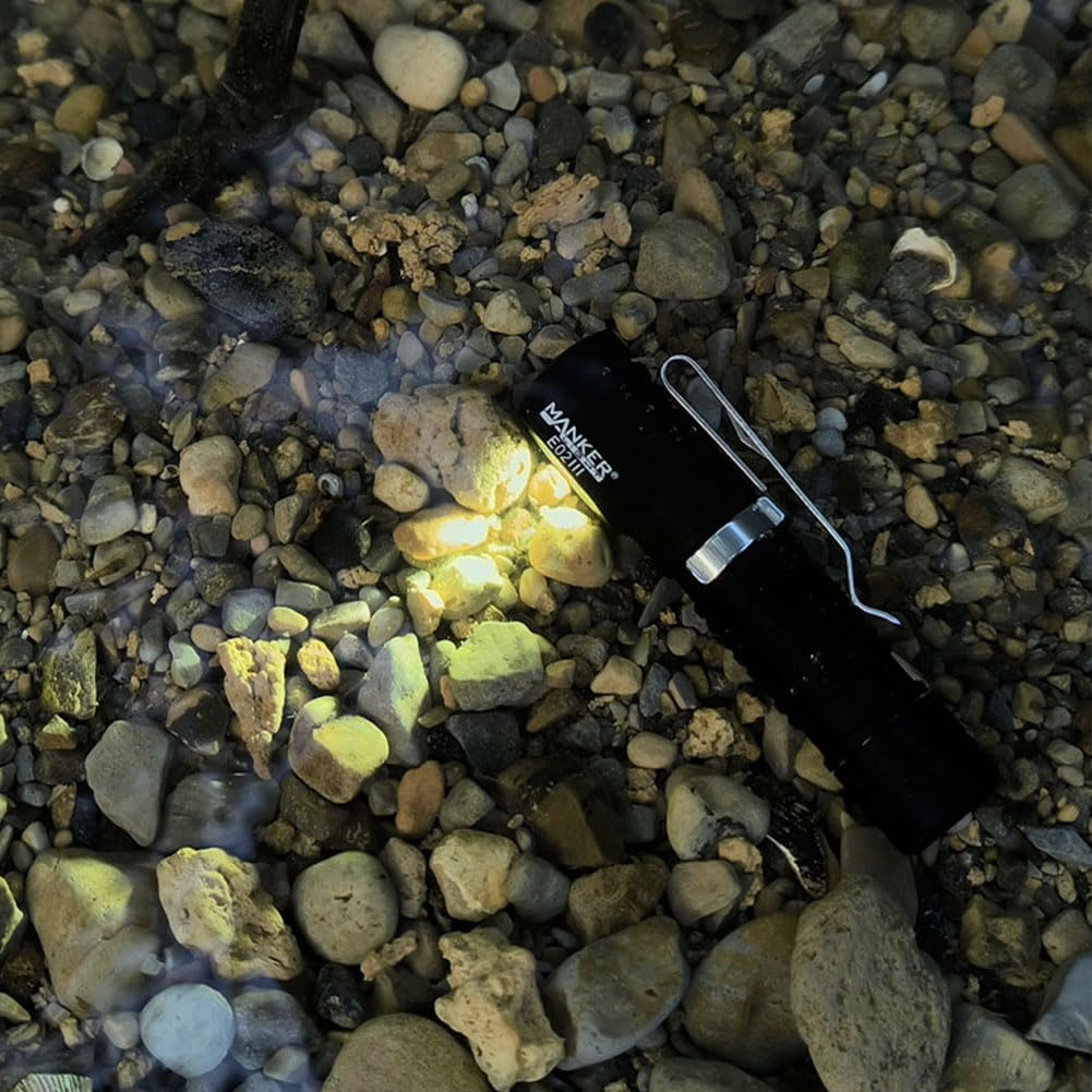 Manker E02 III 400 lumen AAA/10440 torcia tascabile EDC portachiavi angolo torcia con coda magnetica e clip 4000K alto CRI R9080 LED (nero-senza fascia