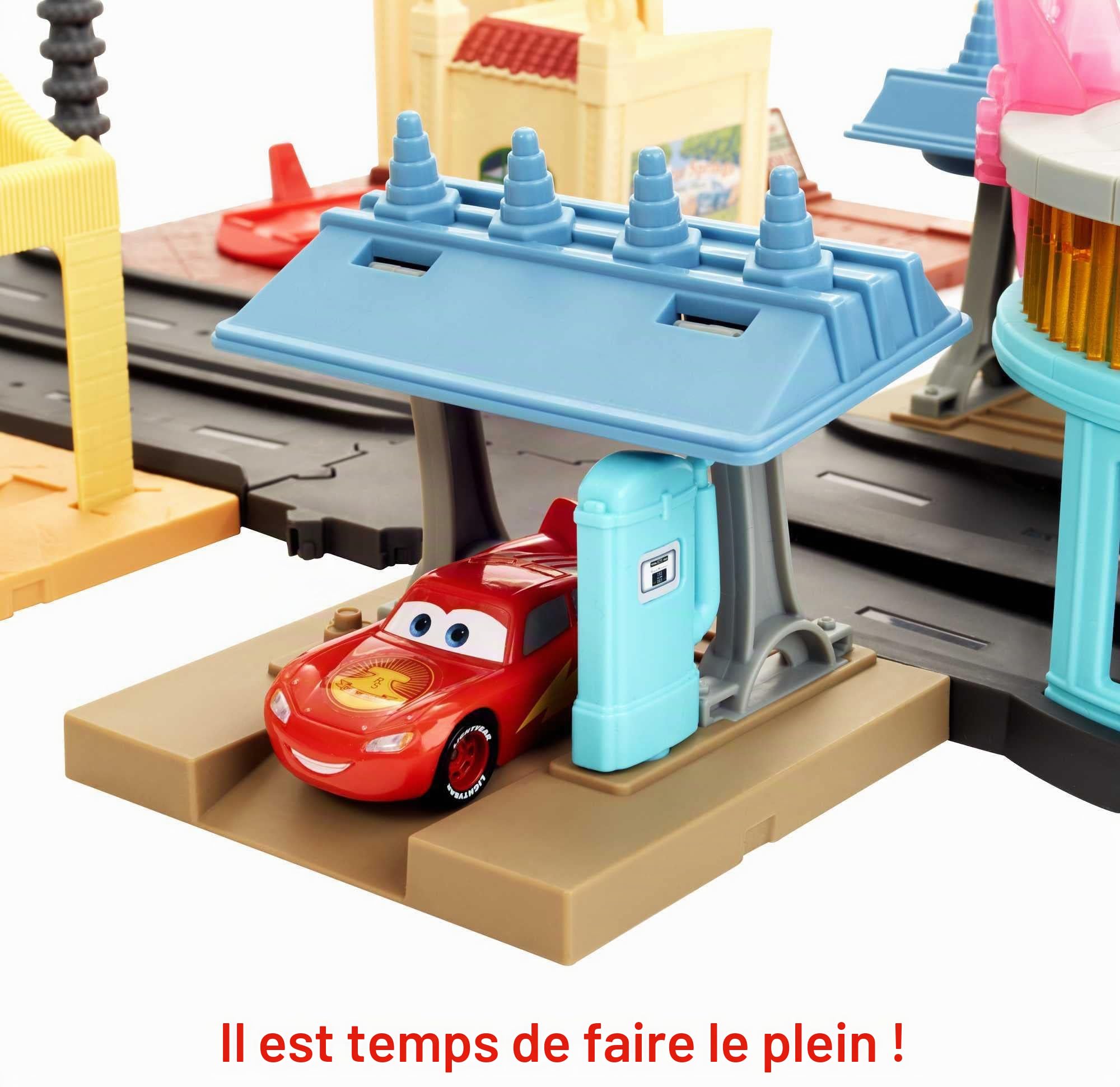 Mattel Disney et Pixar Cars On The Road Radiateur Springs Tour Toys, ensemble de jeu avec 2 voitures jouets et compte à rebours lumineux, comprend Lightning McQueen et Mater Truck