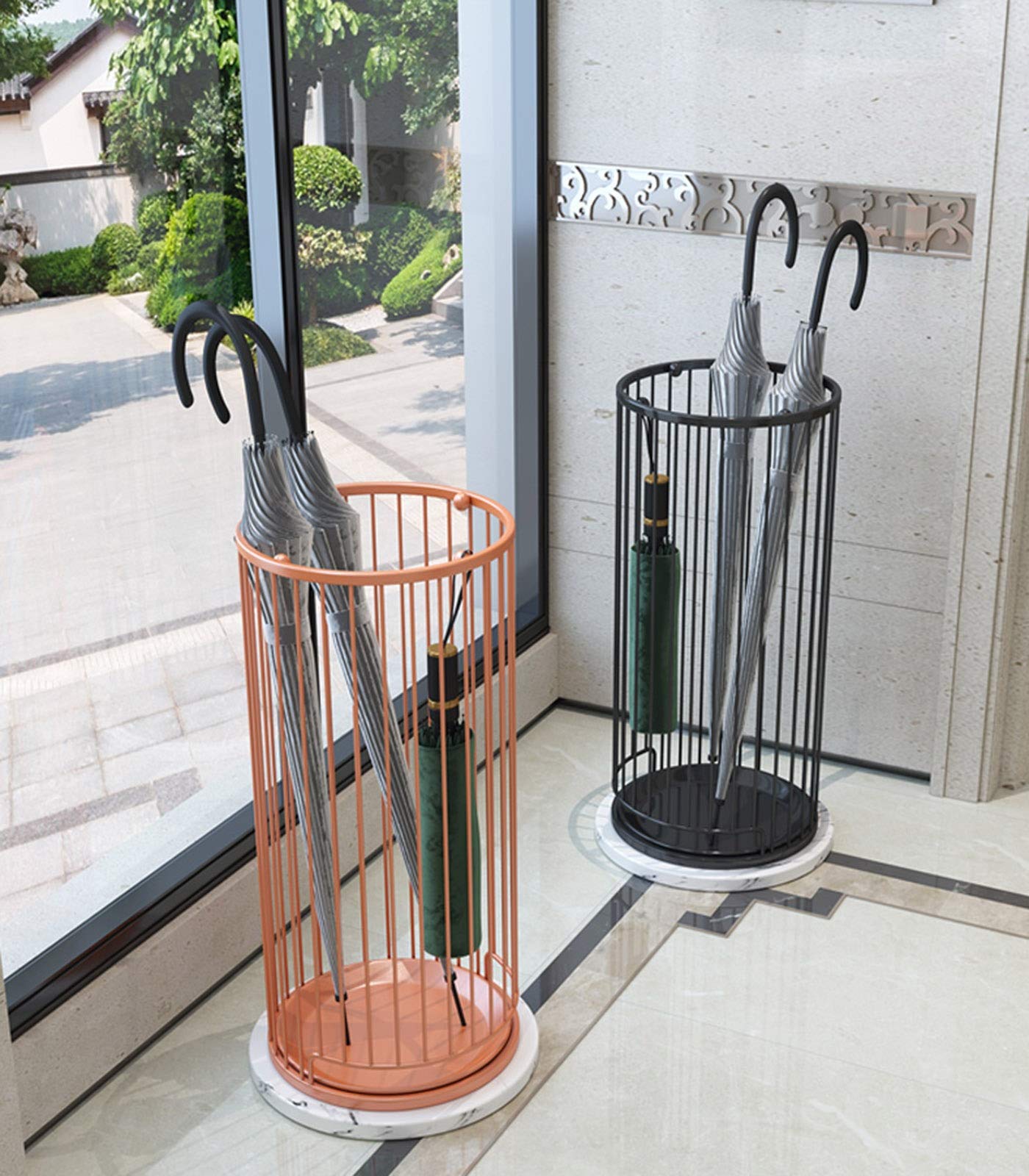Metalowy stojak na parasol, stojący uchwyt podłogowy z ruchomą tacą ociekową i haczykiem, dekoracyjna rurka na parasol do wejścia do hotelu