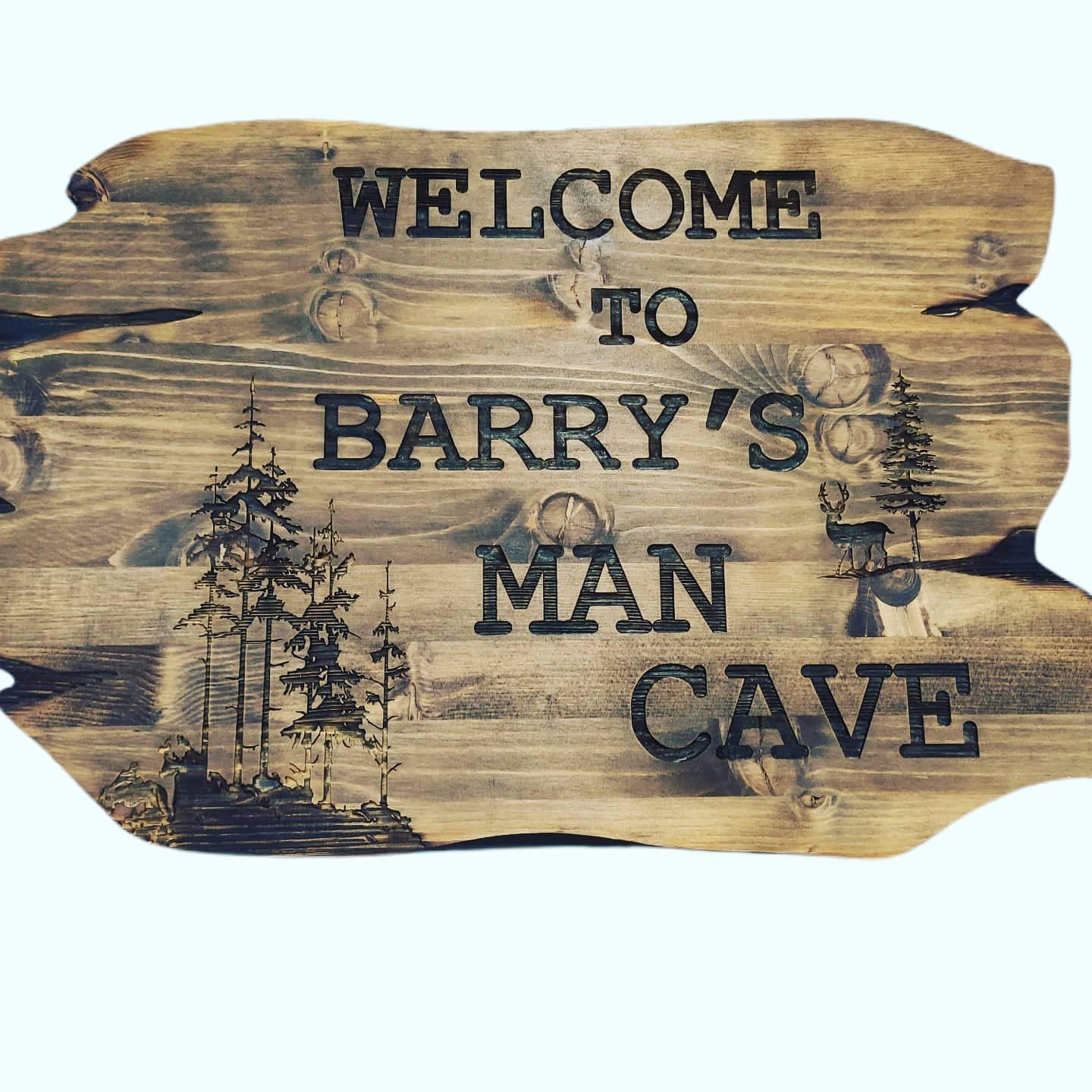 Großes, handgefertigtes Schild aus Massivholz mit Gravur „Welcome to the Man Cave“