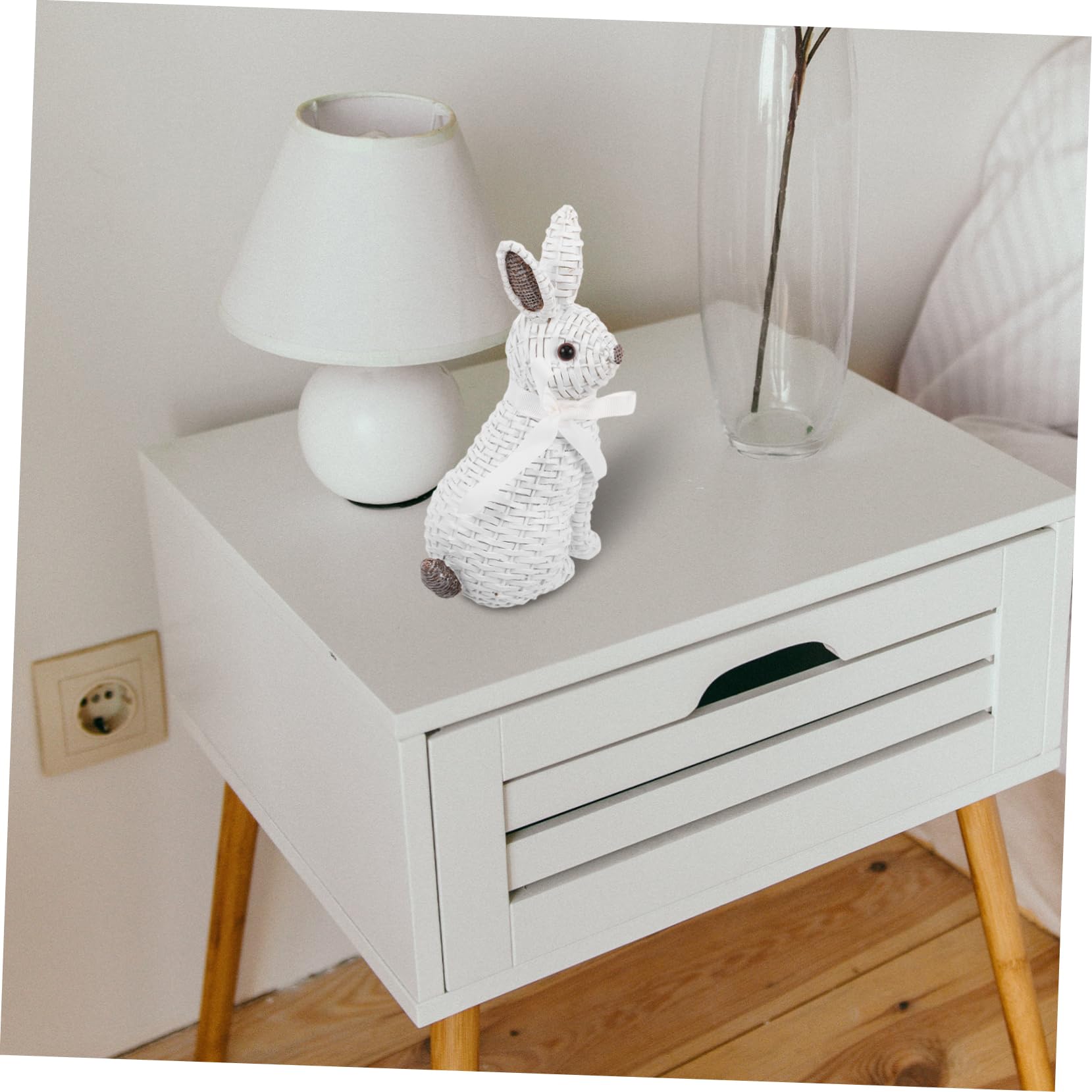 BESTOYARD Figura de Conejo de Pascua en Resina Color Claro con Lazo, Decoración Versátil para Jardín y Hogar en Estilo Europeo, Adecuado para Ambientar Espacios Infantiles