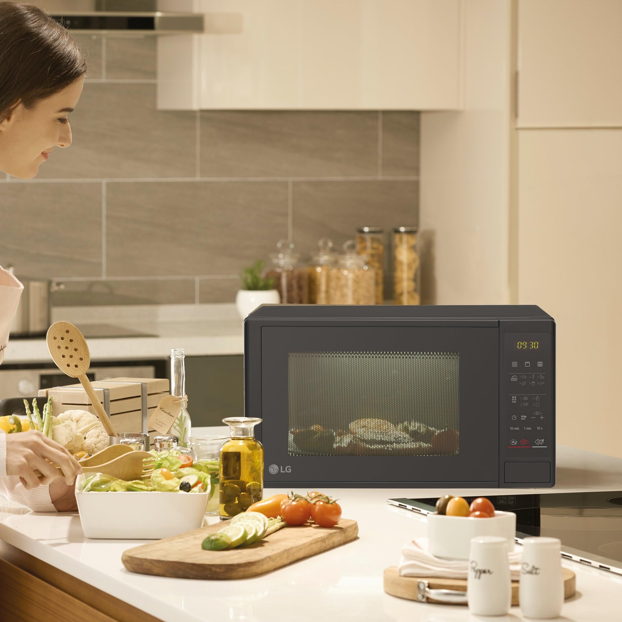 LG MH6042D - Microondas con Grill y Display Digital, Capacidad de 20 litros, 700W, 5 Niveles de Potencia, Easy Clean, Grill de Cuarzo Color Negro