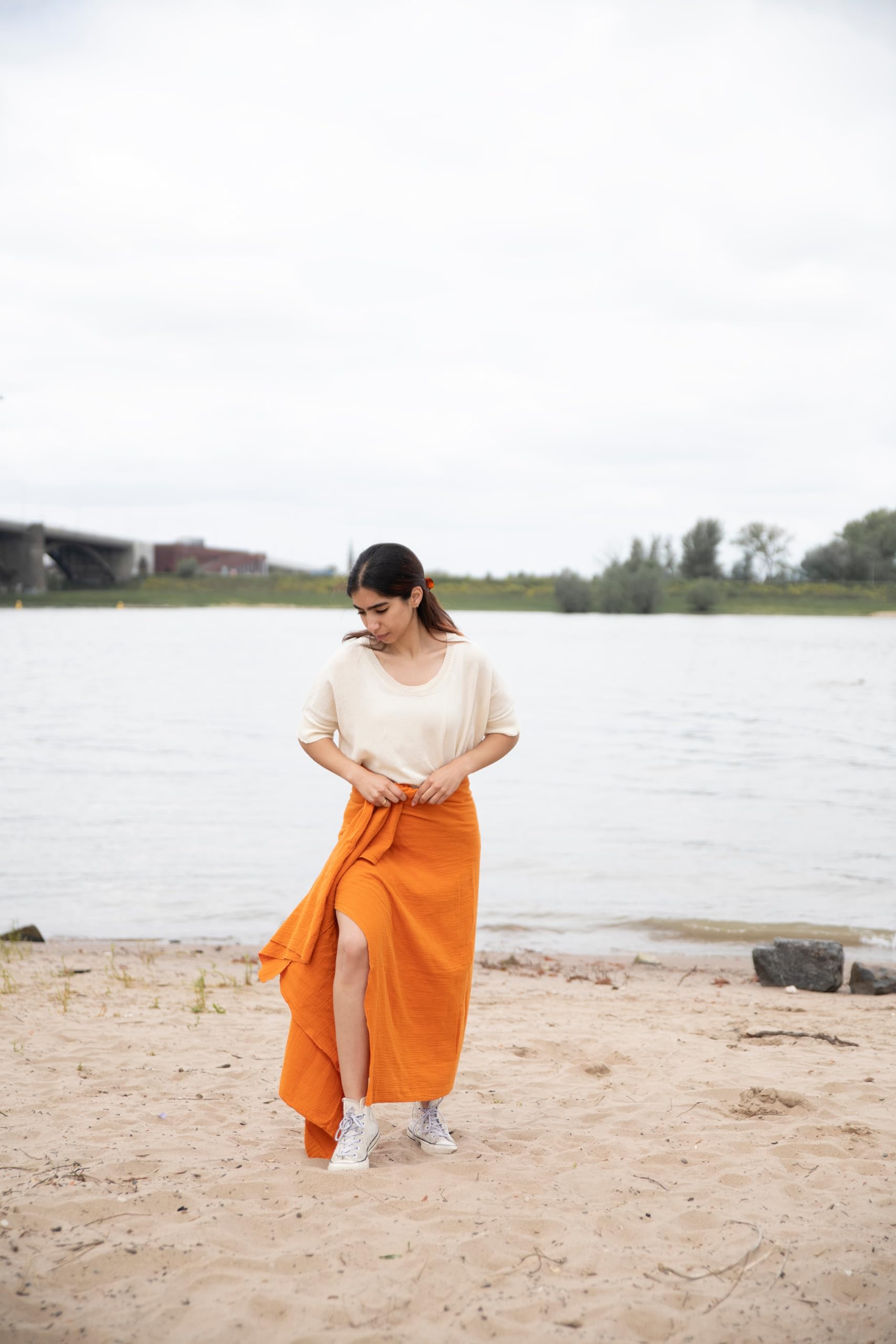 KNIT FACTORY - Liv Pareo/XL Schal - Strandtuch, XXL Schal und Pareo in einem - Multifunktionales Musselintuch - Sommer handtuchkleid - Damen Pareo aus 100% Bio-Baumwolle