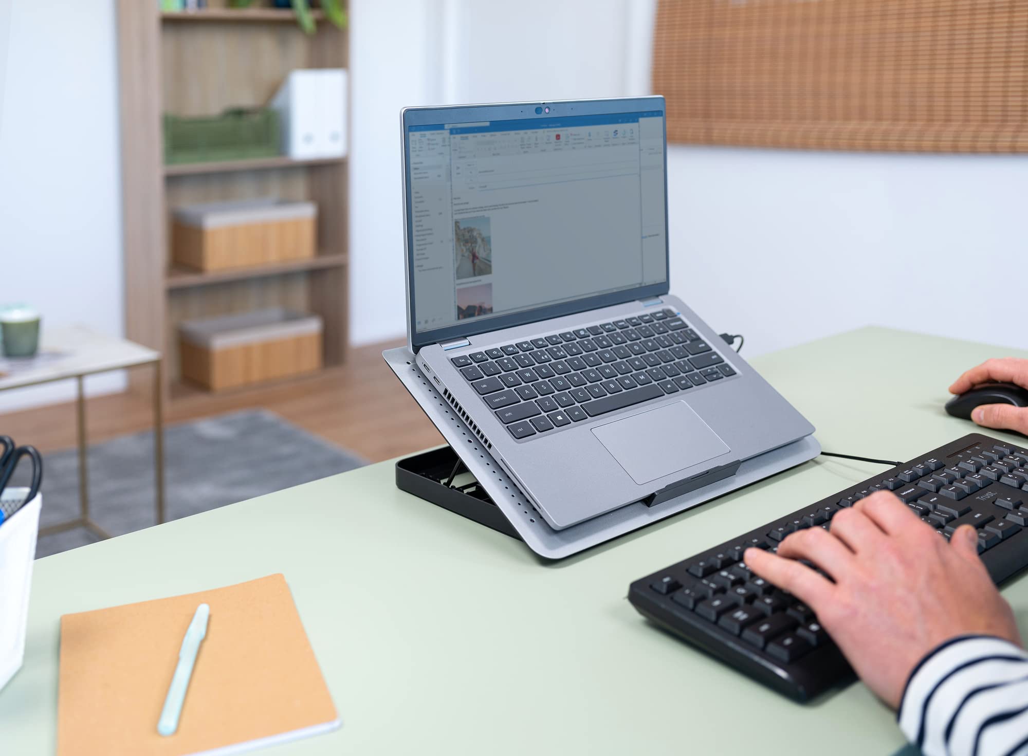 Trust Exto Stojak na laptopa 40.6 cm, zrównoważona podkładka chłodząca, riser z wentylatorem USB i regulowaną wysokością, 8 poziomów, wykonany z materiałów pochodzących z recyklingu, wentylowany