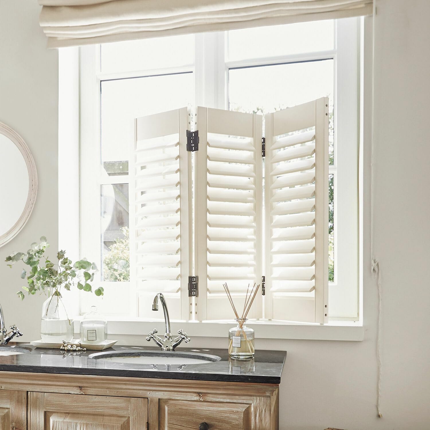 Loberon Shutter Ventura, weiß | individueller Sicht- und Sonnenschutz, verstellbare Lamellen, Dekoration, Wohn-Accessoire, Kiefernholz