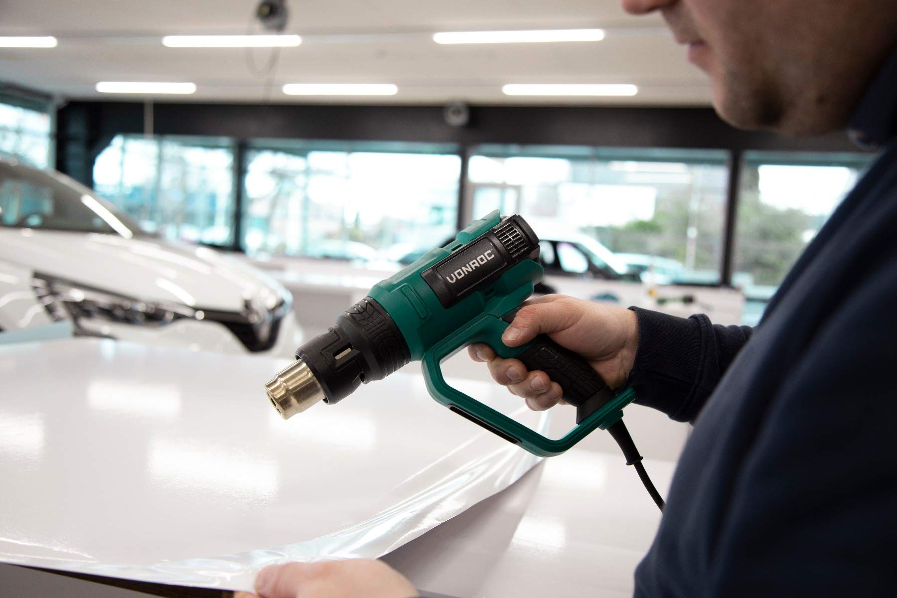 VONROC Heißluftpistole 2000W 60 Temperaturstufen 50-650°C 5 Gebläsestufen 250-500L/min mit Zubehör