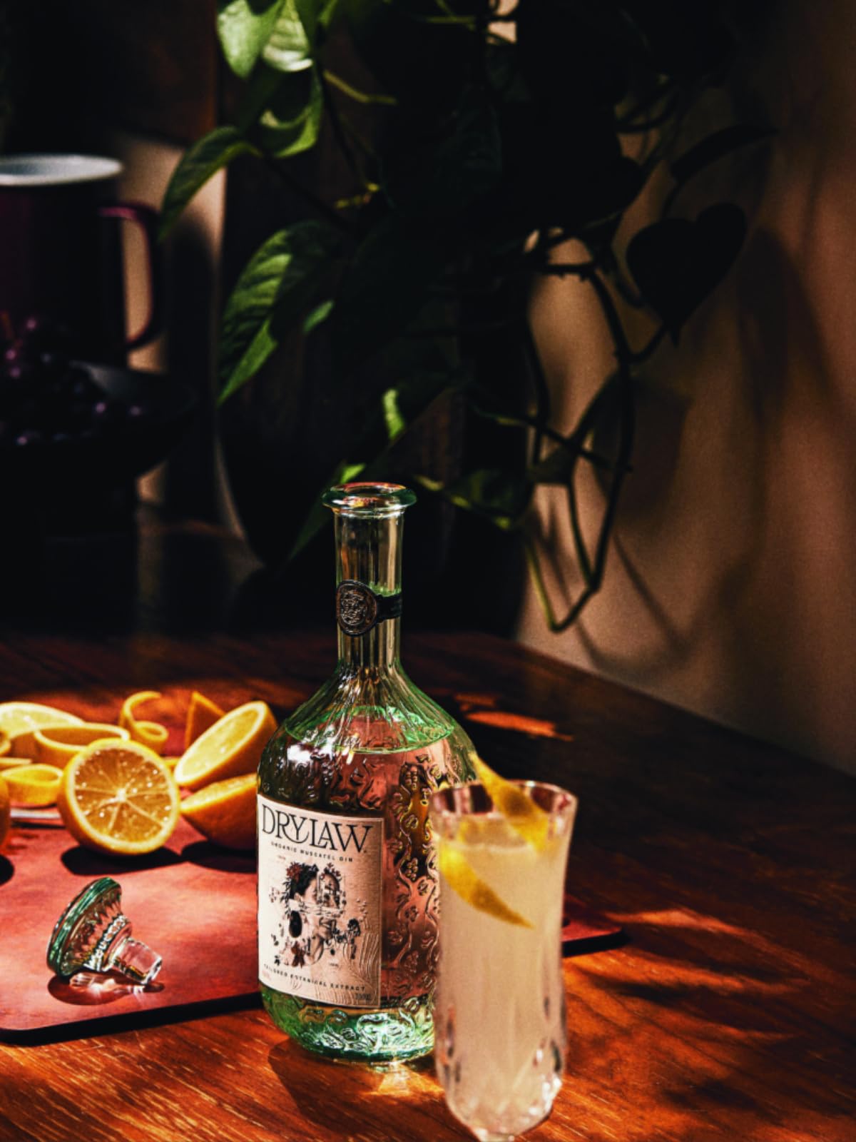 Drylaw Ginebra orgánica premium de uvas Moscatel. Cítrica y floral con notas de lichi, albaricoque, fruta tropical, melón y plátano. Botella decorativa. Gold en Gin Masters 2024.