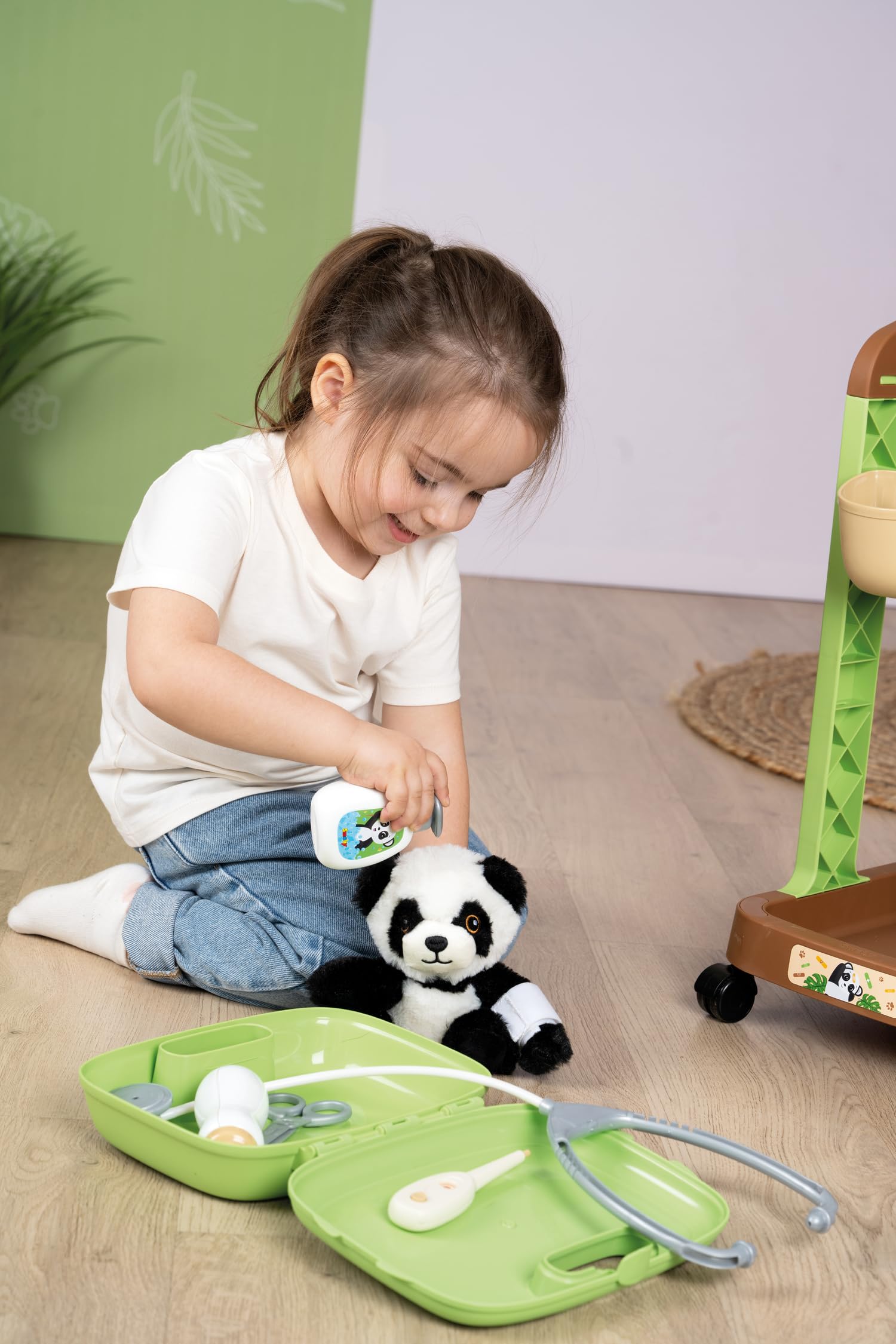 Smoby - Chariot Vétérinaire - avec Peluche Panda - Mallette 2 en 1 - 7 Accessoires Inclus - Dès 3 Ans - Fabriqué en France