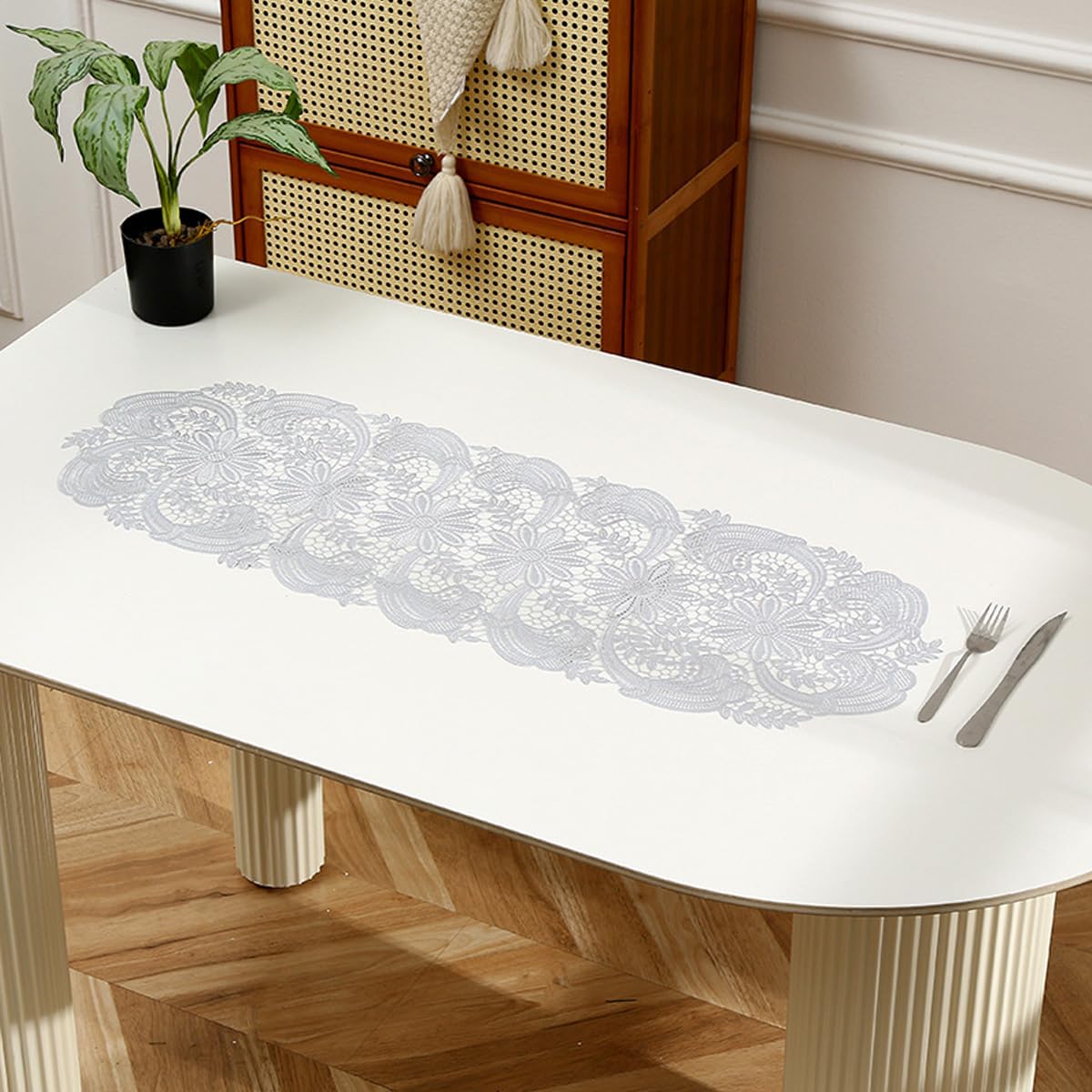 Chemin de table argenté ciselé effet dentelle métallique 92 cm