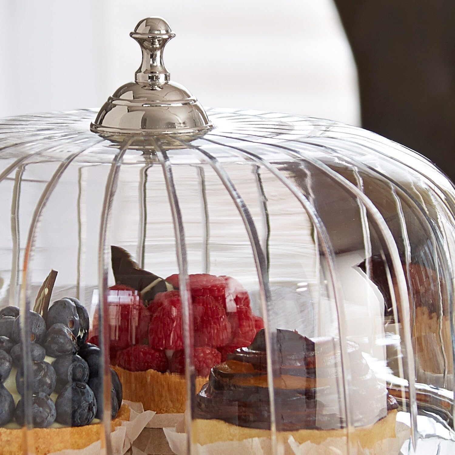 Loberon Kuchenglocke Allaire - klar/silber | Tortenplatte Mit Fuß & Glasglocke Für Kuchen & Torte - Backzubehör Aus Glas & Edelstahl - ø 28,5 cm