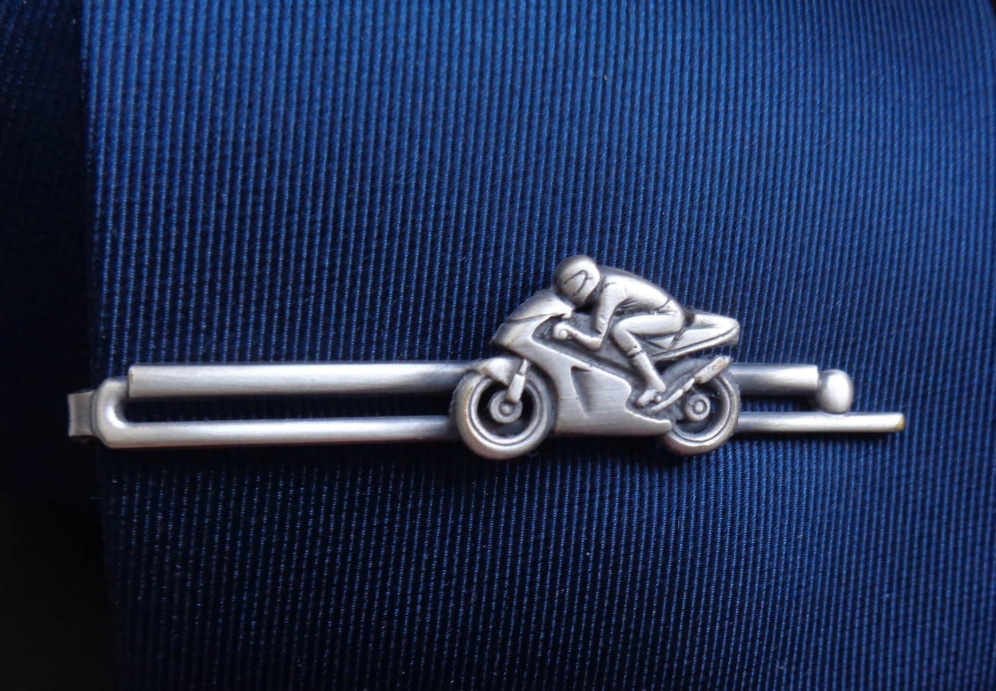 Krawattennadel Motorrad Fahrer antikfarben silbern matt geschwärzt Patinastyle ca. 6,8 cm l. - m. i. Germany + Geschenkbox - hochwertiges Accessoire für die Seidenkrawatte