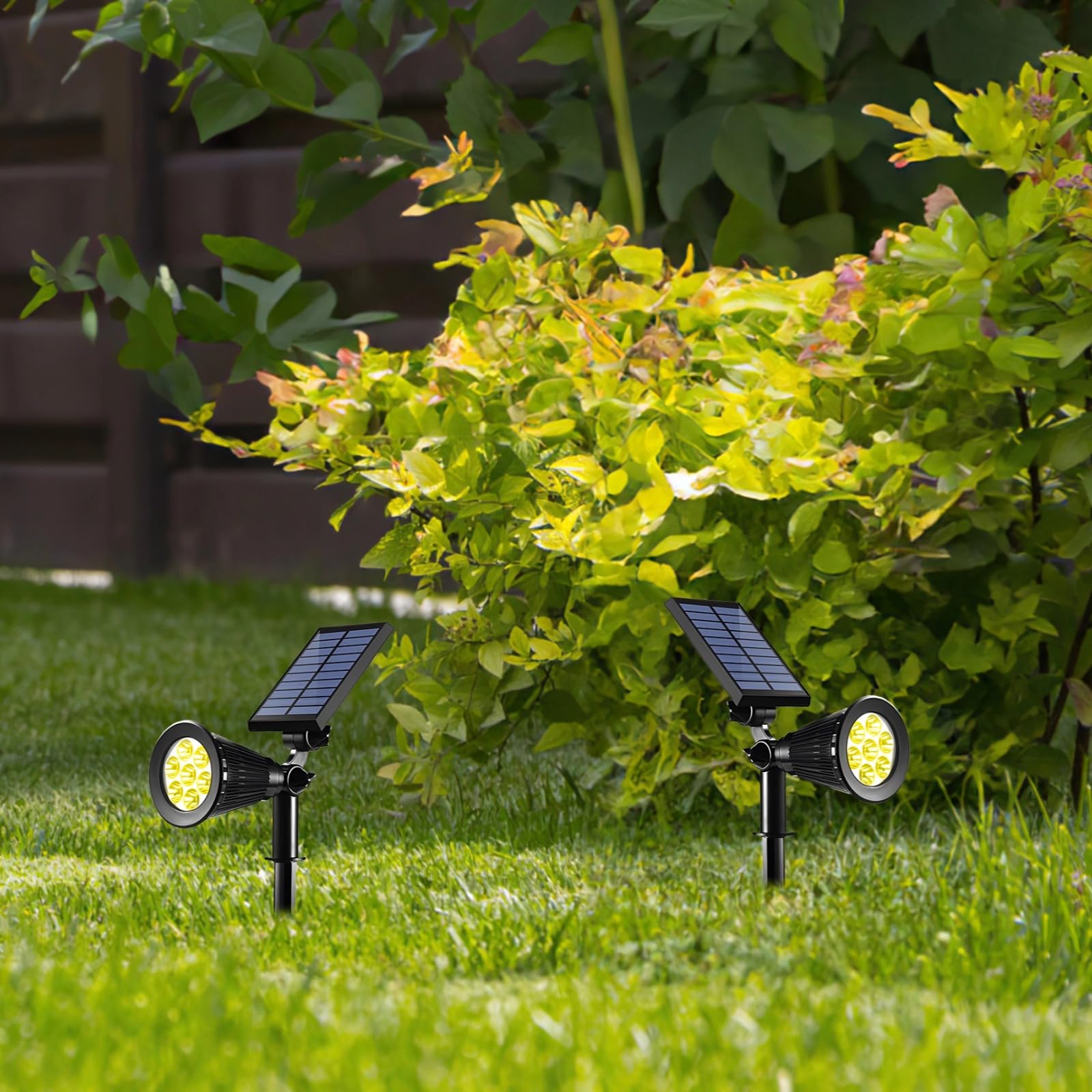 Confezione da 4 faretti solari per esterni, pannelli regolabili, modalità RGB e bianco caldo, luci paesaggistiche resistenti alle intemperie per giardini e sentieri