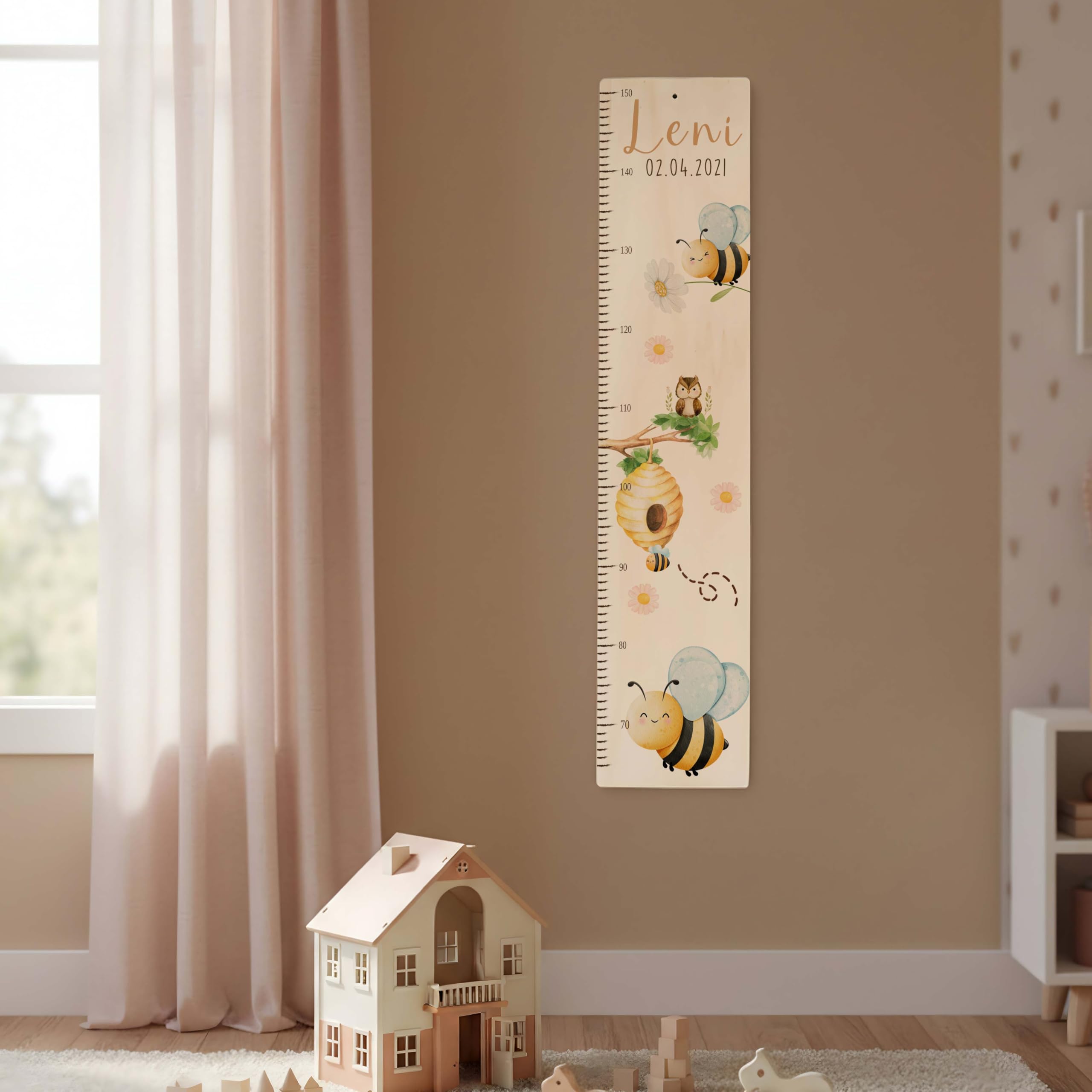 Kidsmood - Personalisierte Messlatte Kinder aus Holz – Hochwertige Messleiste & Wand-Deko für Baby- & Kinderzimmer mit zauberhaftem Biene – Tolles Taufgeschenk für Mädchen & Jungen - Skala 65-140cm