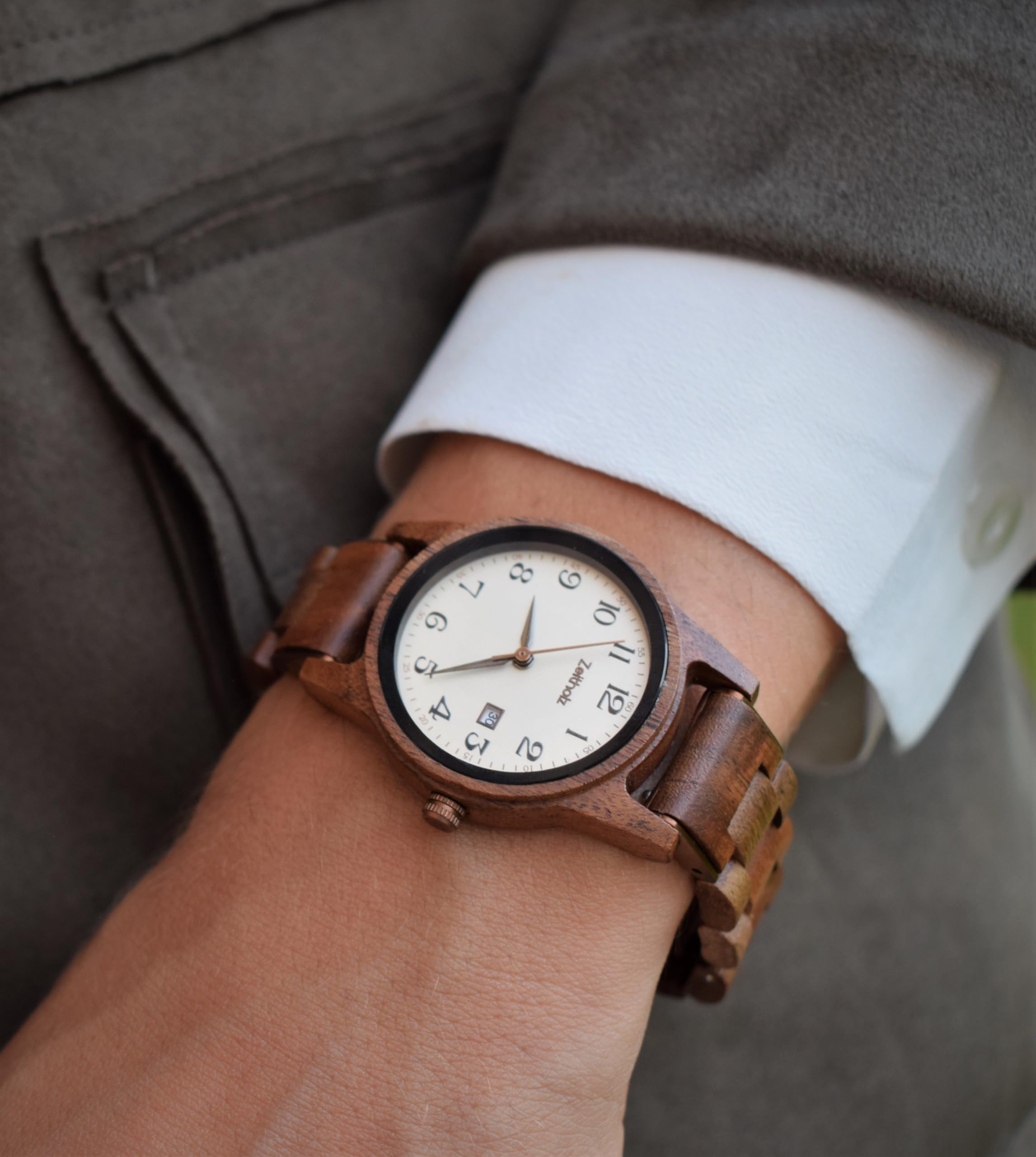 Holzuhr Damen, Armbanduhr, Analog, Quarz, Leuben Holzuhren 36mm, 100% Naturholz mit Japanischem Quarzwerk, Monatskalender und kostenlosem Lederarmband.