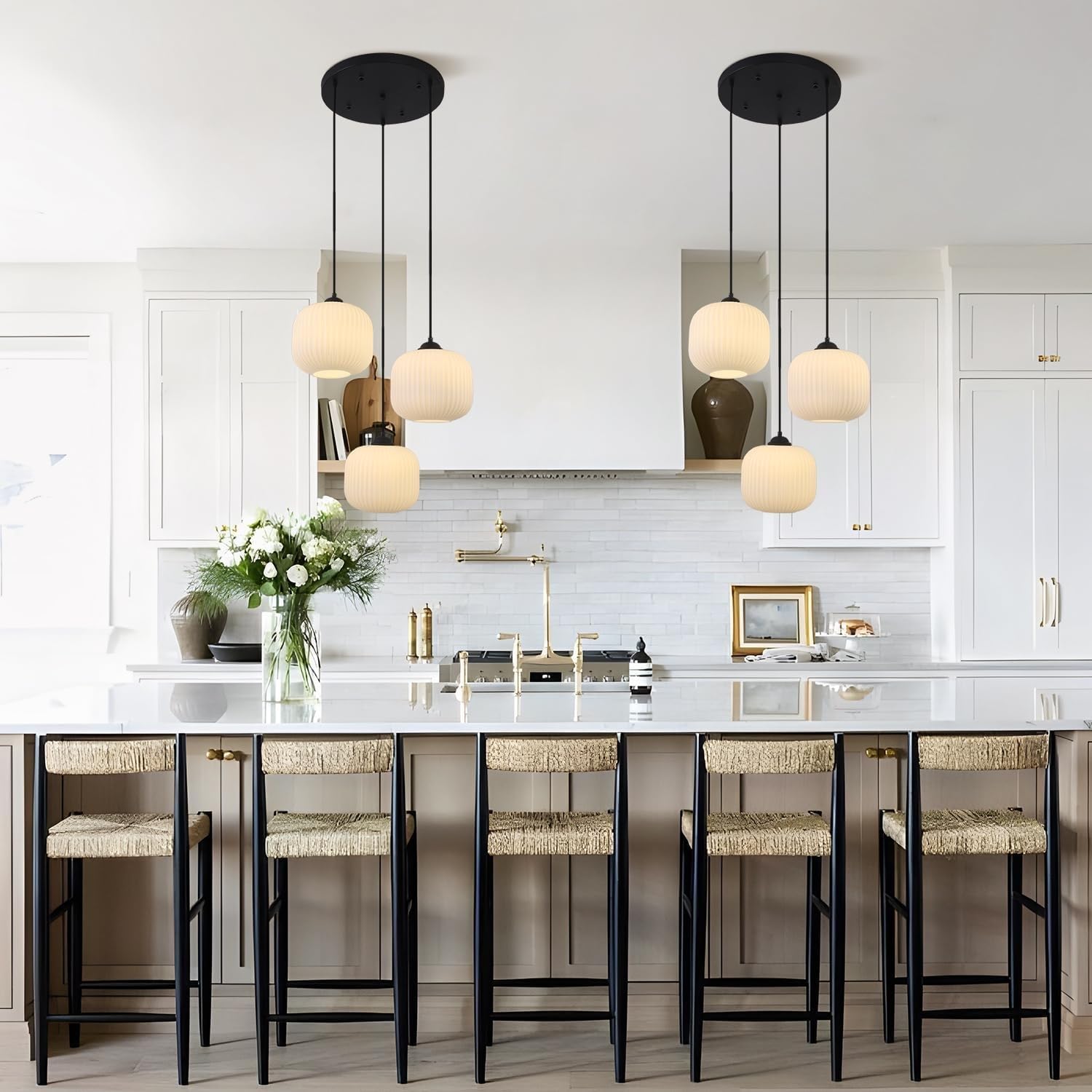 Lustre suspendu en verre blanc pour illuminer votre salle à manger moderne