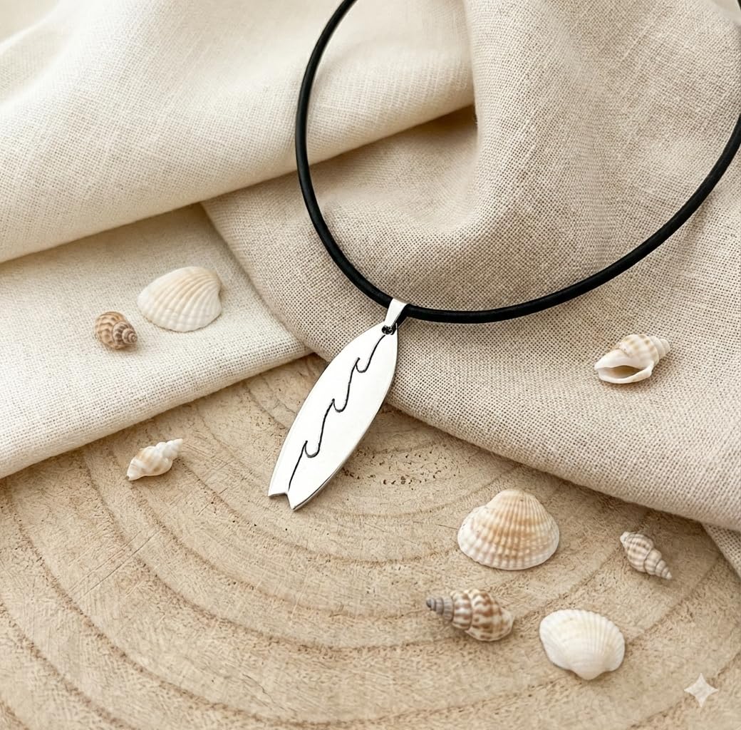 Colgante Tabla de Surf Personalizada de Aluminio con Grabado de Nombre - Joyería Surfera Artesanal Hecha a Mano - Regalo para Surfistas, Collar con Cordón de Cuero Negro 50cm, Diseño de Olas, Unisex