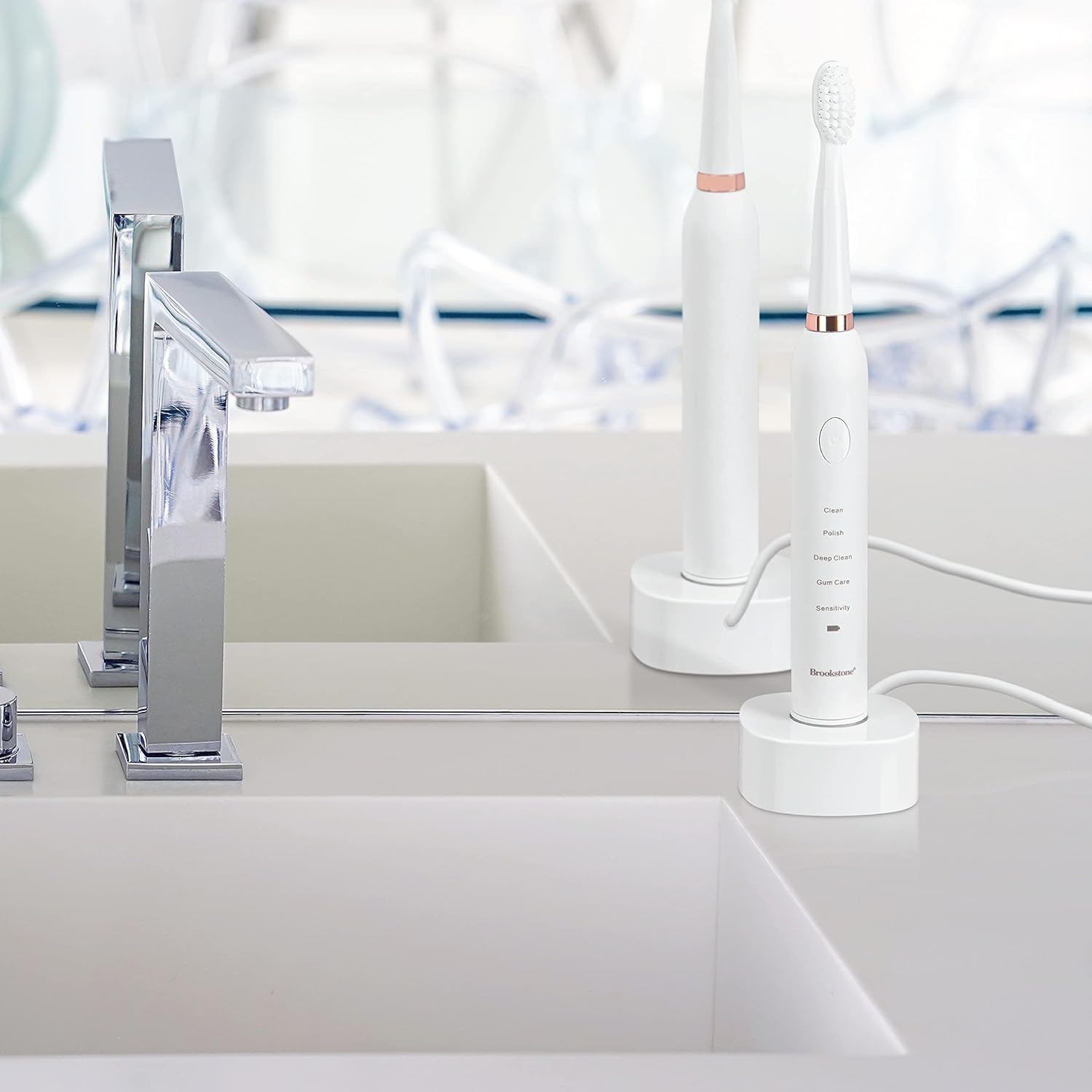 Graphic showing 2-minute timer, sonic vibrations, and IPX7 waterproof rating