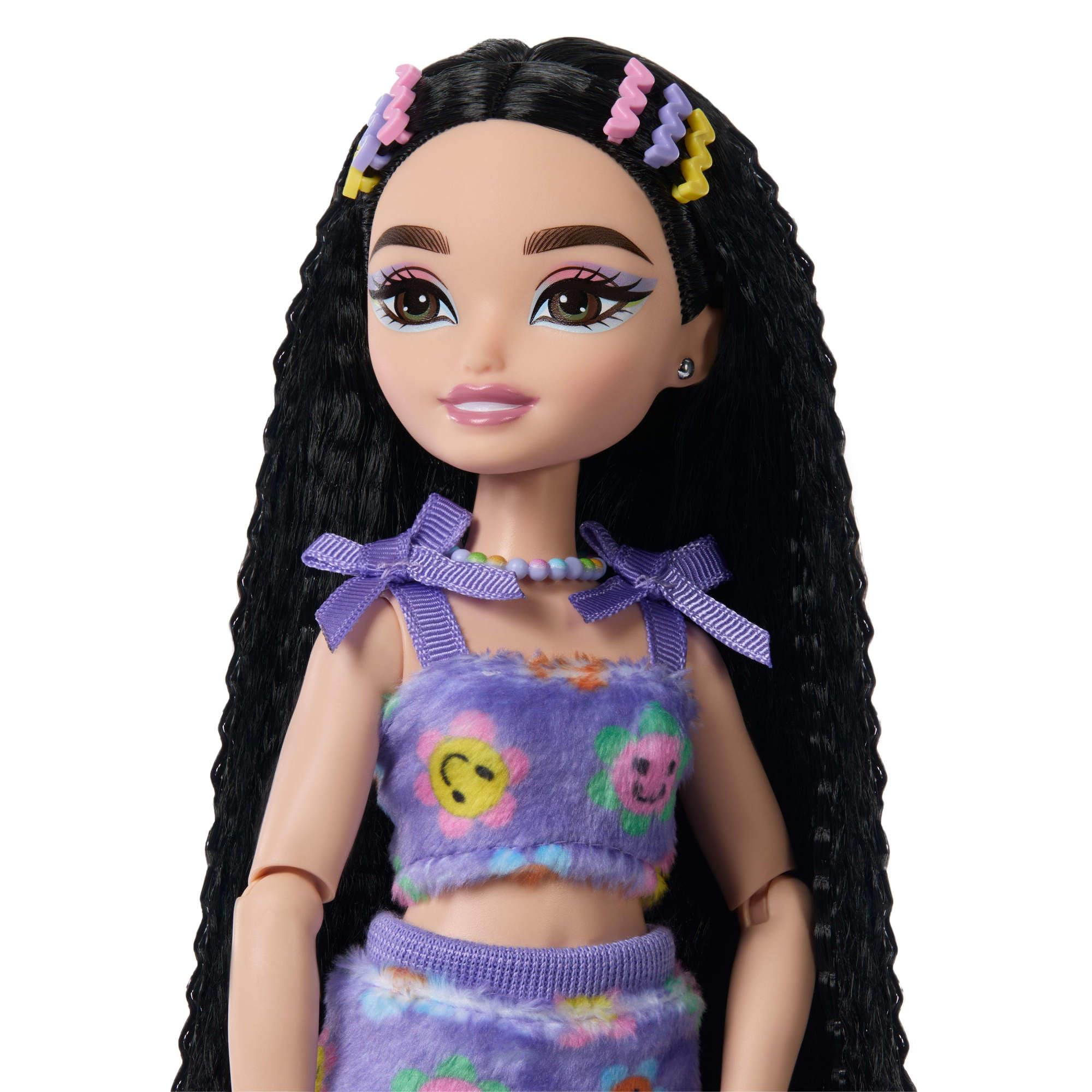 Barbie Dream Besties Lalka Renee na wrotkach do ustawiania w różnych pozach, z czarnymi włosami, wrotkami i akcesoriami, zestaw, zabawka dla dzieci od 4 roku życia, JFX99