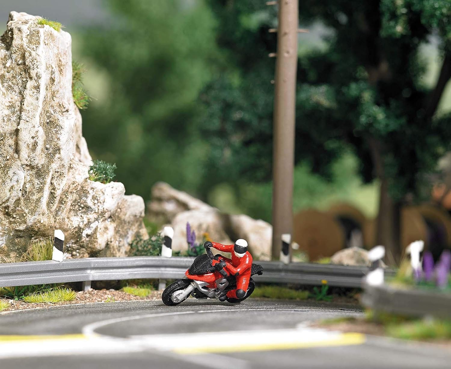 Busch 7941 HO Scale Super Racer 2 - Action Set - Red Motorcycle with Rider, 3 Sections of Highway Guardrails