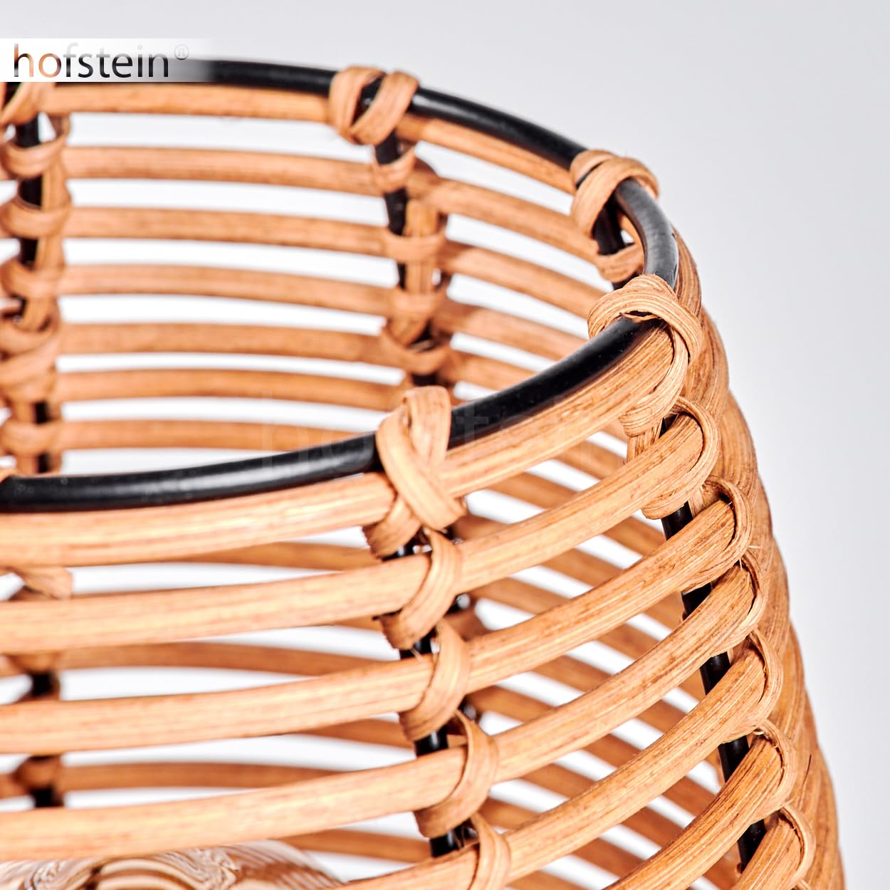 Tischleuchte Mulstrand, moderne Boho Tischlampe aus Metall/Rattan in Schwarz/Natur, Nachttischlampe mit Schirm in Gitter-Optik, An-/Ausschalter am Kabel und Lichteffekt, 1 x E27, ohne Leuchtmittel