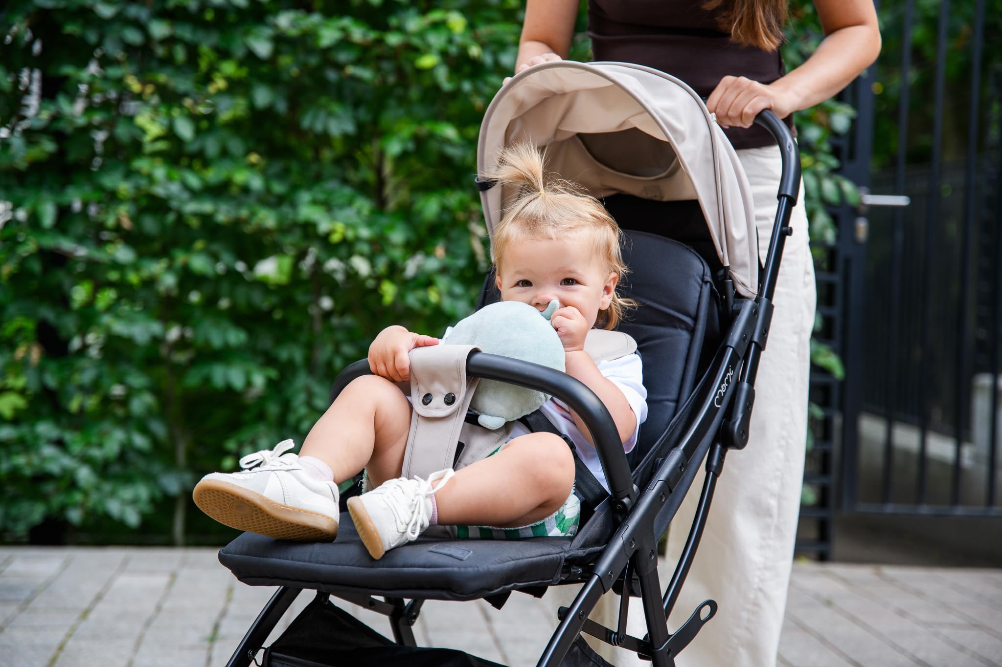 MoMi PAOLA Silla de Paseo Ligera y Compacta hasta 22 kg, Plegado Automático, Arnés de 5 Puntos, Ruedas con Suspensión, Cesta de Almacenamiento, Portavasos