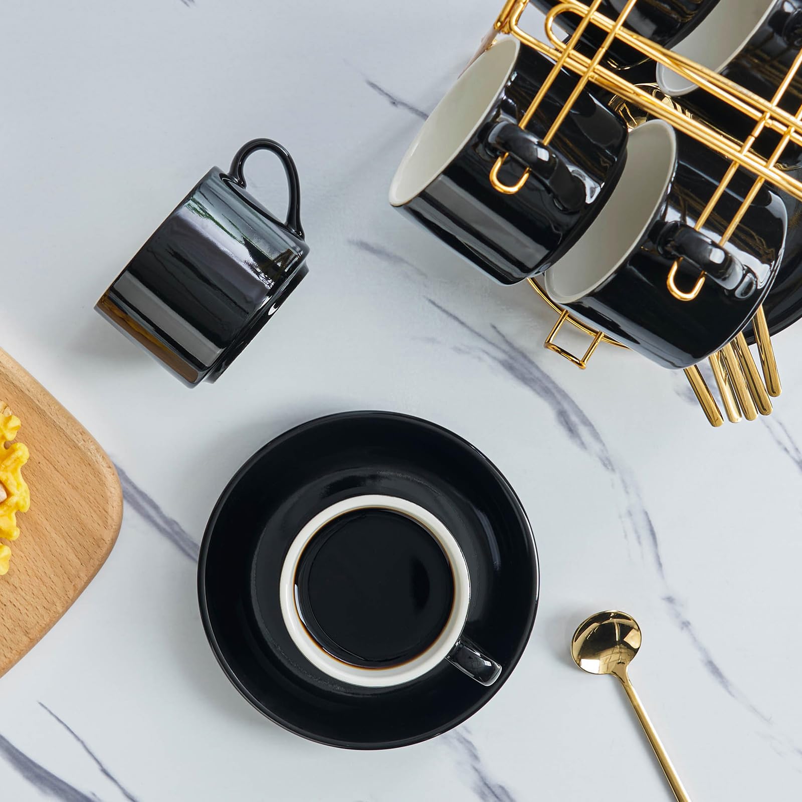 YOLIFE Espressotassen Set von 6 mit goldenen Löffeln und faltbarem Ständer, 113.4 g schwarze Kaffeetasse und Untertasse Set für Cappuccino, Latte, Americano, Tee, heiße Getränke