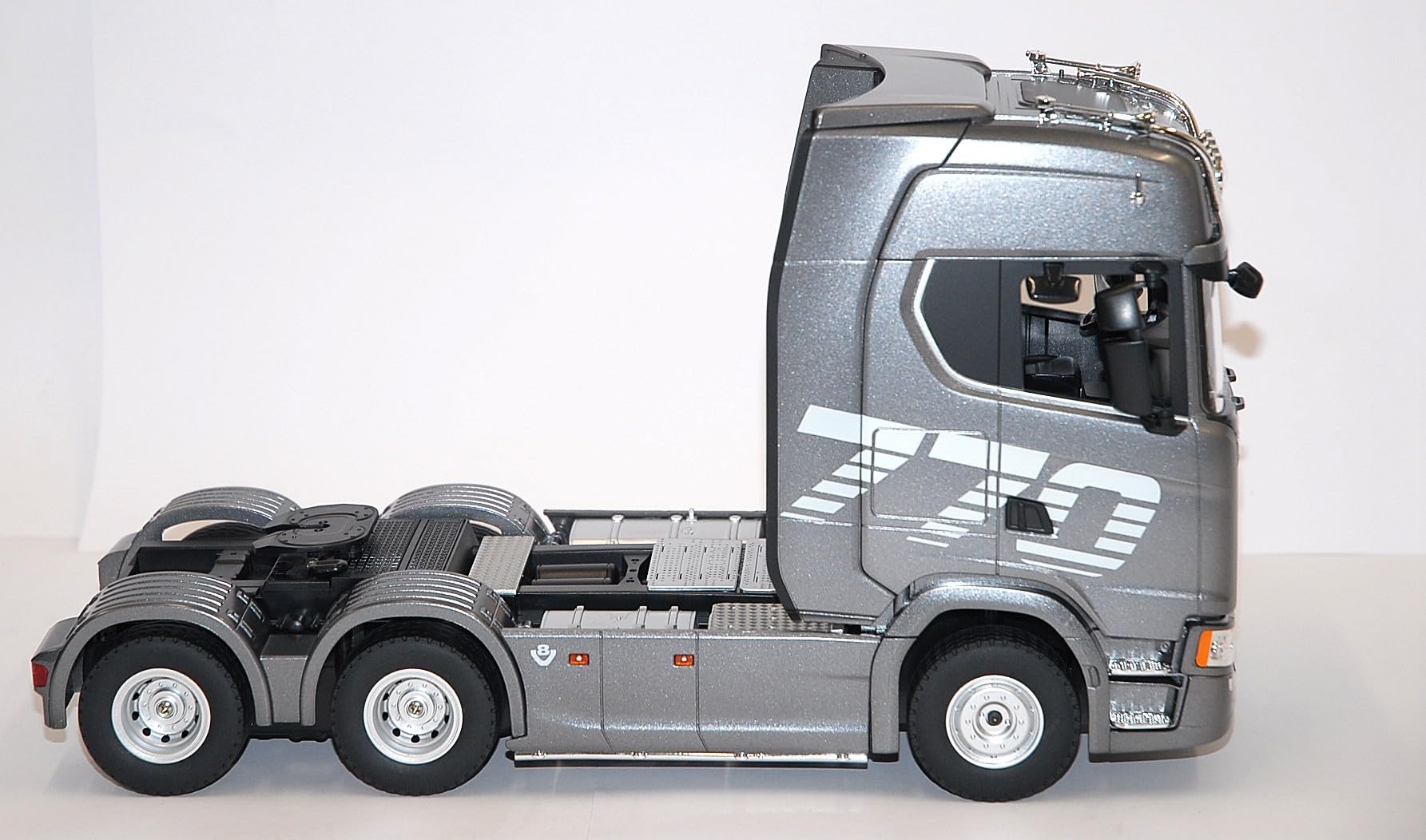 Camion RC 1/18 Huina 1501 Scania 770S V8 Grigio – 19 Canali 2.4 GHz con Luci e Suoni