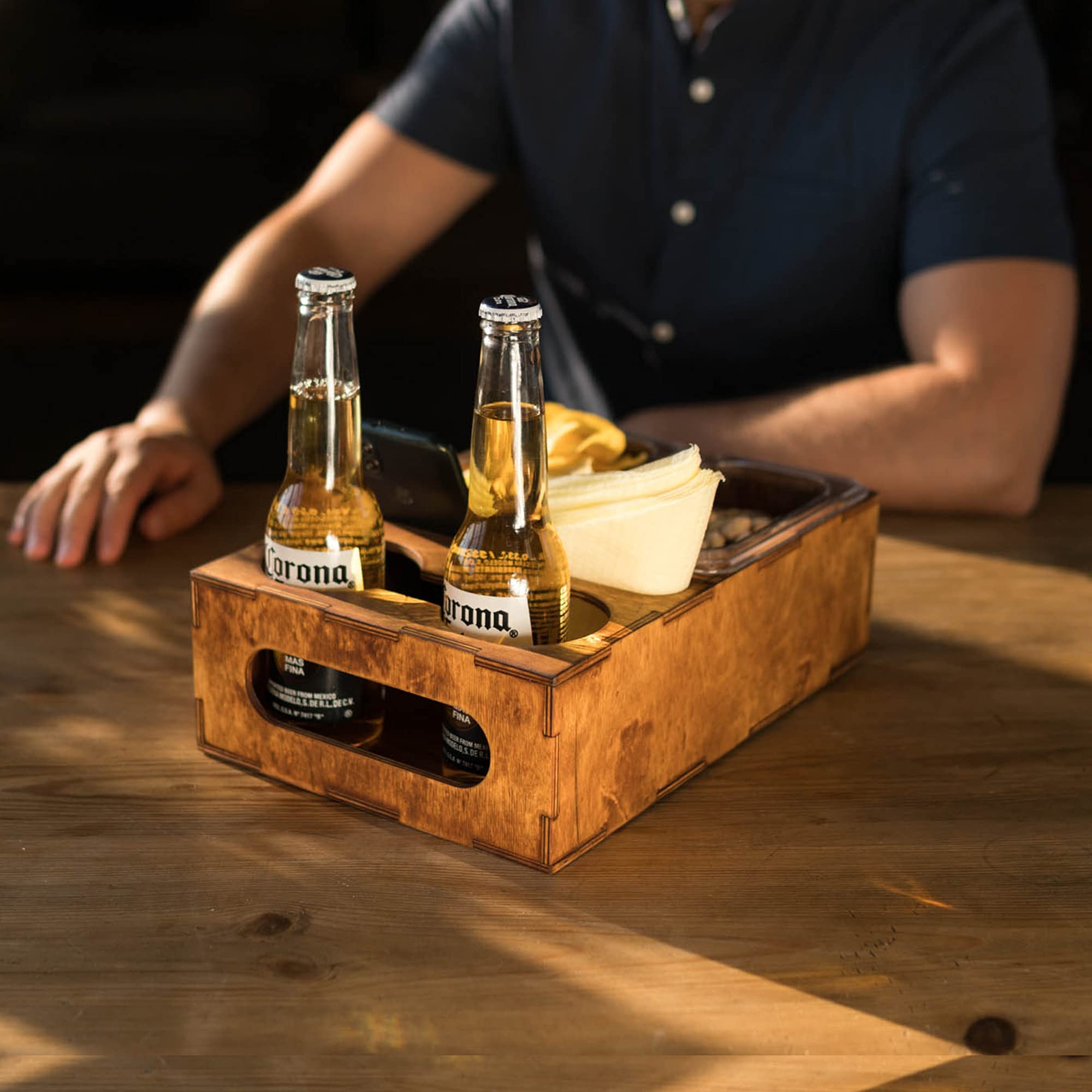 Bierkiste aus Holz – Geschenk für Bierliebhaber, Vater, Mann, Ihn, Freund – Getränkebox, Snack-Tablett – Tischständer Caddy mit Schlitzen für Gläser, Chips, Nüsse, Fernbedienung, Telefonständer