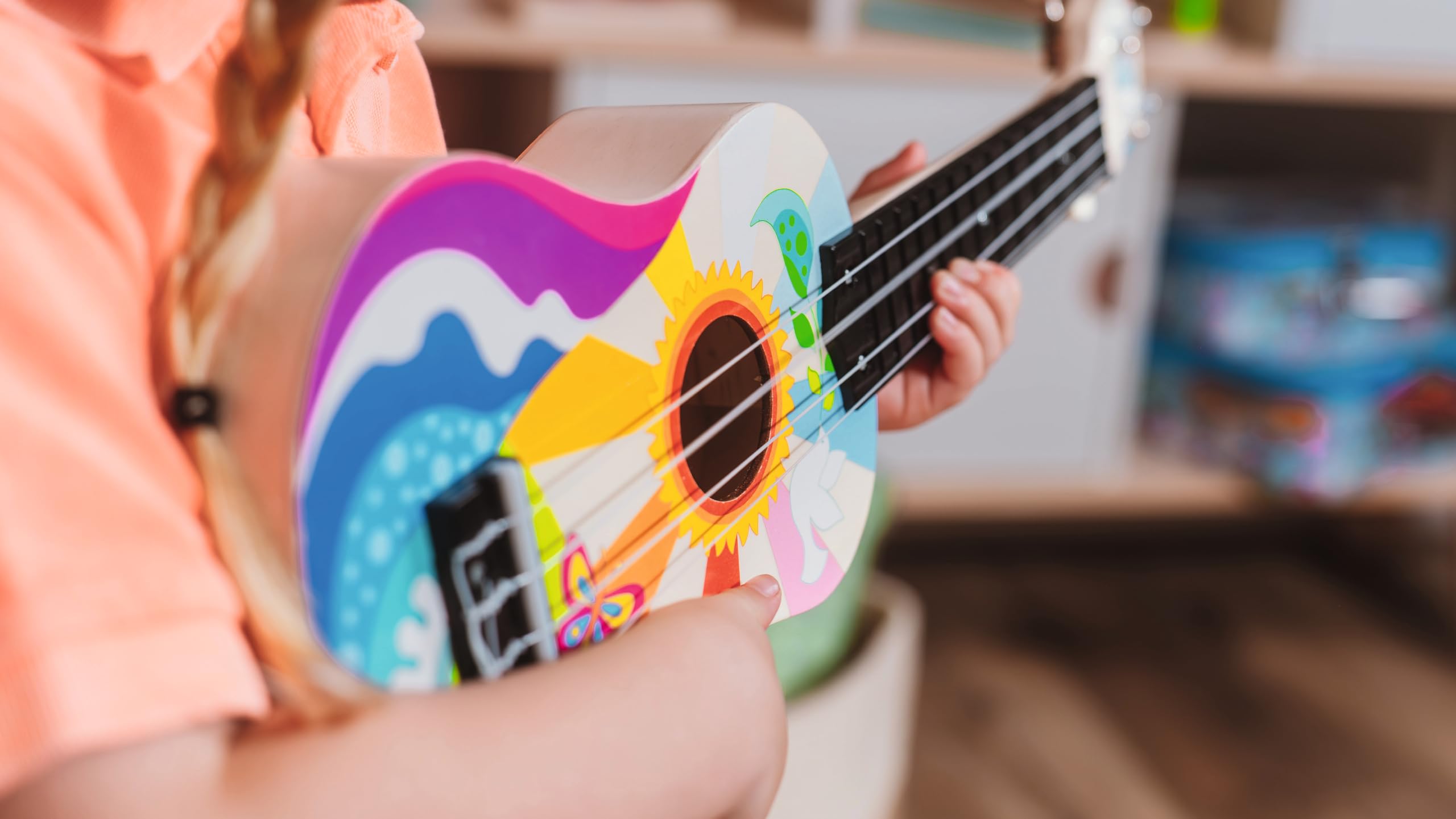 Goki Ukulele Flower Power - Kinder Ukulele Holz 53cm Mit Retro-Design