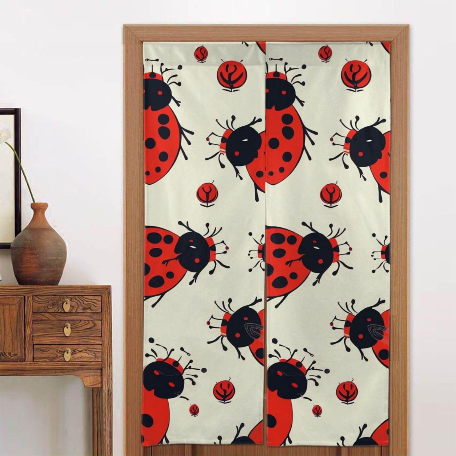 Rideau de porte occultant pour sublimer votre entrée avec le motif coccinelle