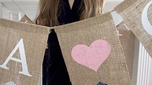 Vista 4 de Cartel de arpillera con texto en inglés "It's a Girl" para decoración de baby shower y fiesta de revelación de género (corazones rosa claro)