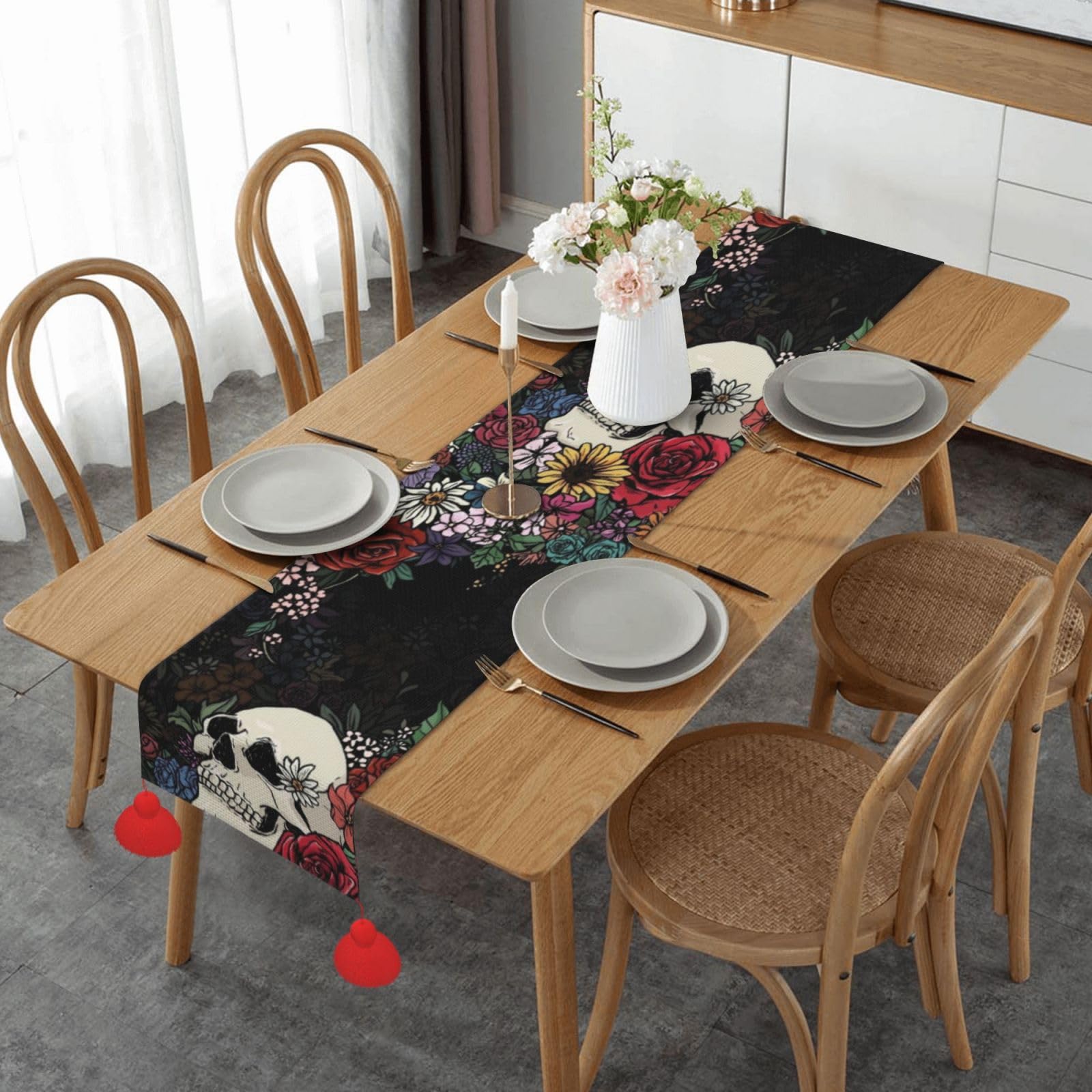 Chemin de table de Noël antitache avec pompon pour protéger votre table de fête