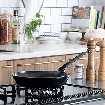 Amazon｜遠藤商事 TKG 鉄フライパン 24cm 表面凹凸模様のエンボス加工