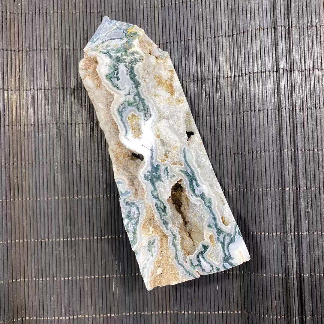 クリスタルクォーツタワー　水晶タワー Amazon.co.jp: 家の装飾の天然苔瑪瑙クリスタルクォーツタワー、多数の
