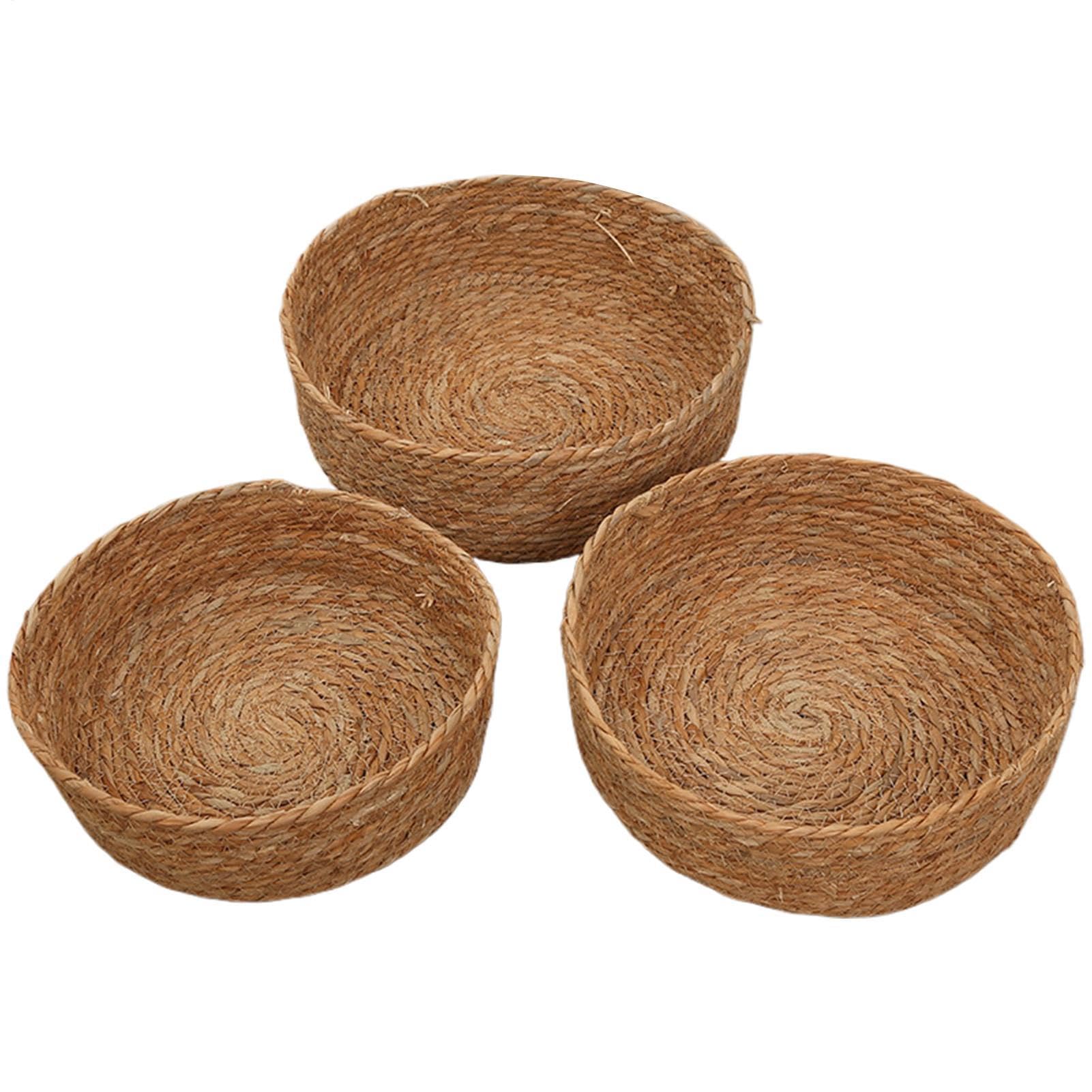 Cestas naturales hechas a mano de ratán para almacenamiento y decoración en el salón