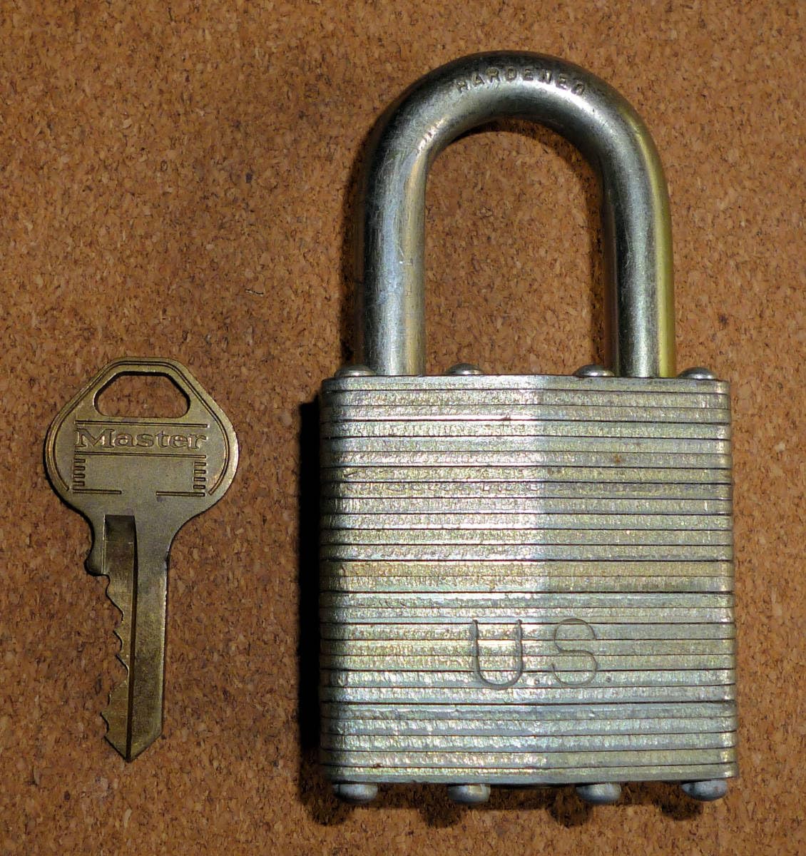 Amazon.co.jp: 実物米軍 武器庫 南京錠 USED : おもちゃ