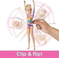 Vista 3 de Muñeca de gimnasia Barbie y accesorios, juego con muñeca rubia de moda, clip en C para acción de volteretas, barra de equilibrio, traje