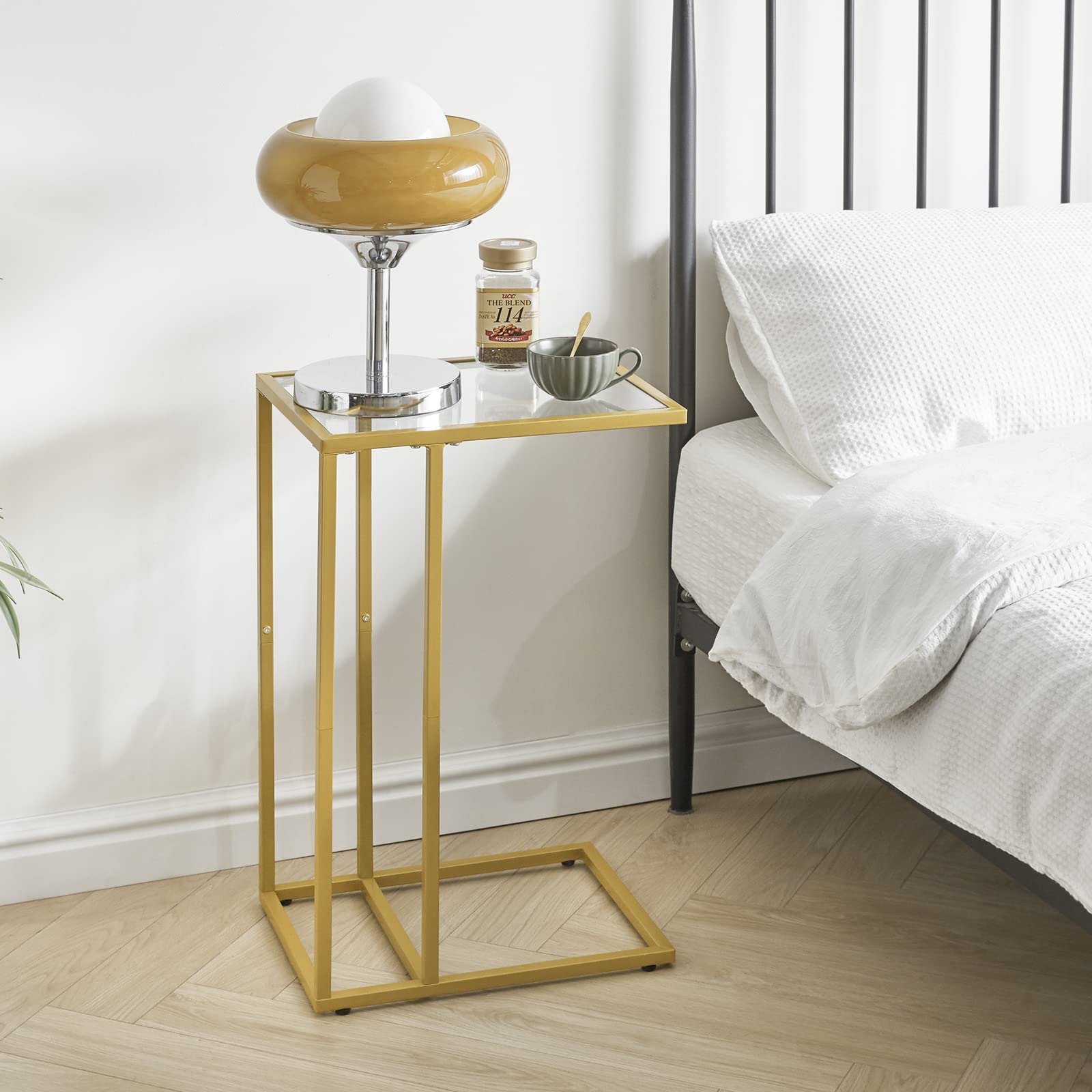 YMYNY Tavolino a forma di C, tavolino in vetro temperato, tavolino per piccoli posti, tavolino da caffè per corridoio, ufficio, camera da letto, soggiorno, struttura in metallo, oro, 63 x 40 x 30 cm,