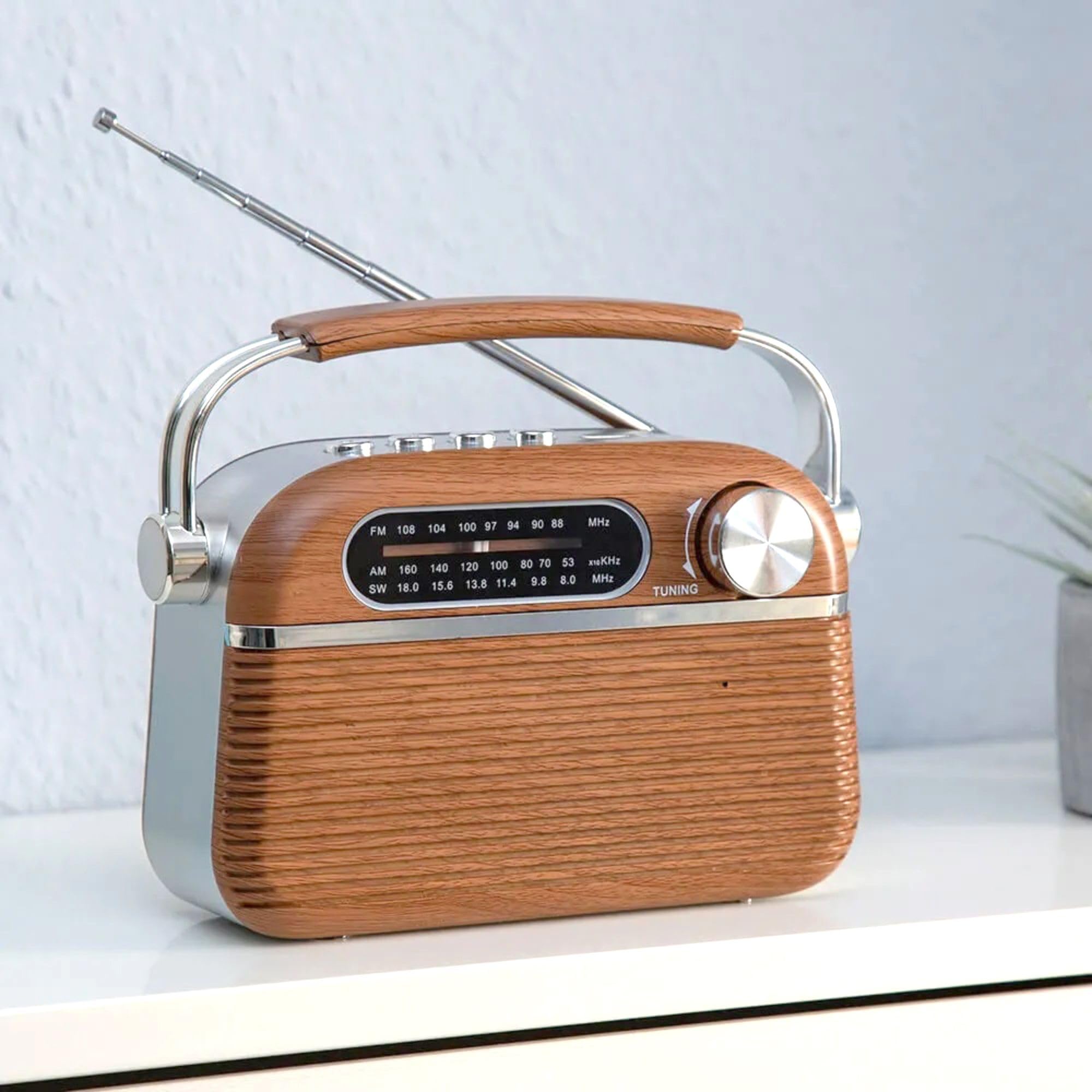 FISHTEC Radio Vintage Années 60 FM AM SW Lecteur MP3 USB Micro SD Design Bois INOX Antenne Rétractable Secteur Piles LR20 20.5x12.5x8 cm Compacte Portable