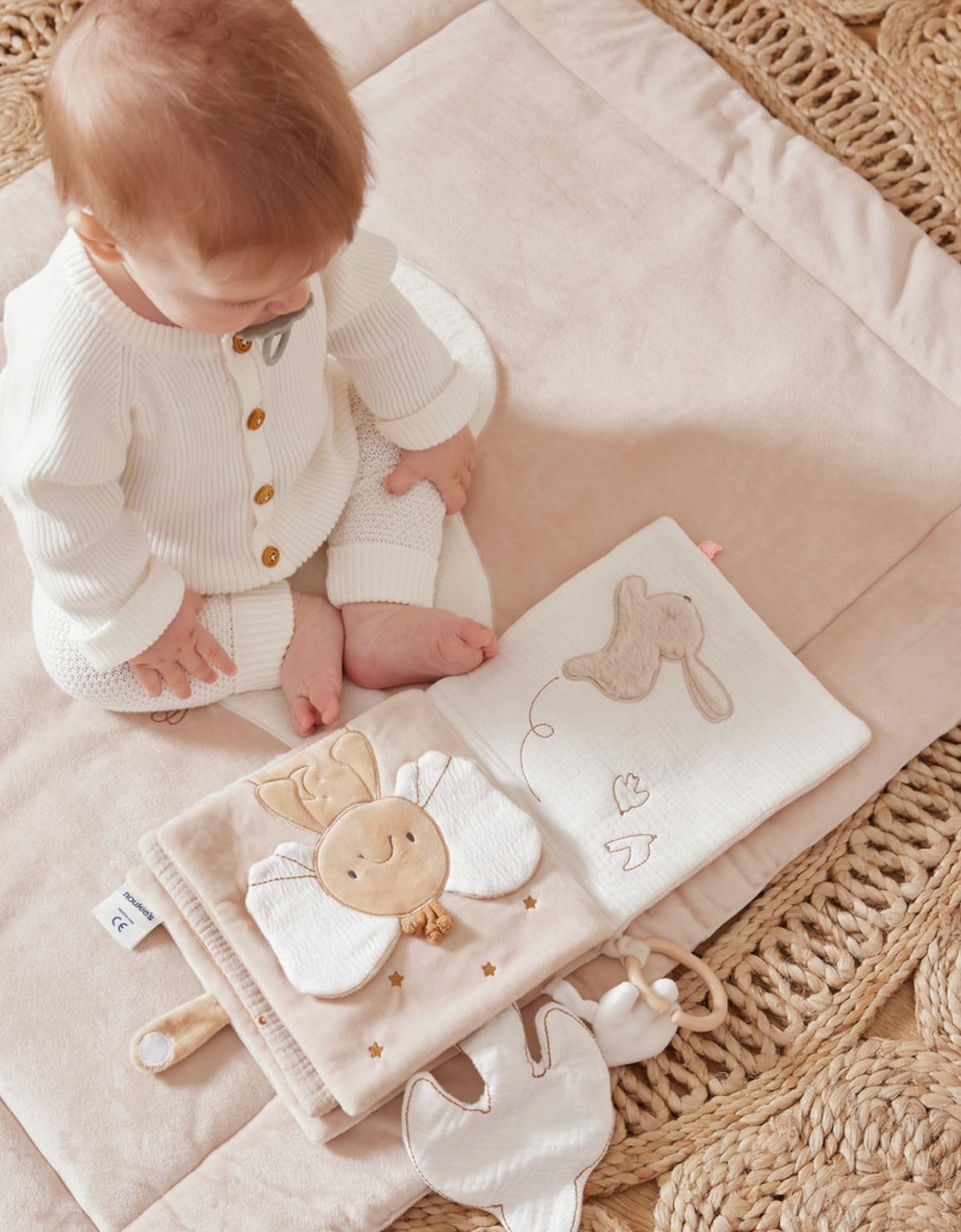 NOUKIE'S - Livre d'activités en peluche - Jouet d'éveil pour bébé - Bali, Moka & Snow - Idéal cadeau