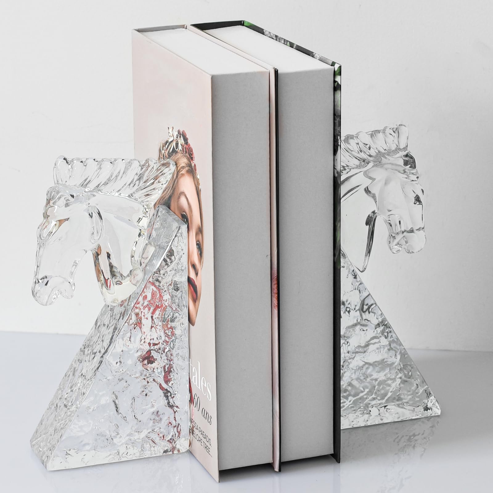 Bibliothèque en cristal pour décorer le bureau de votre maison