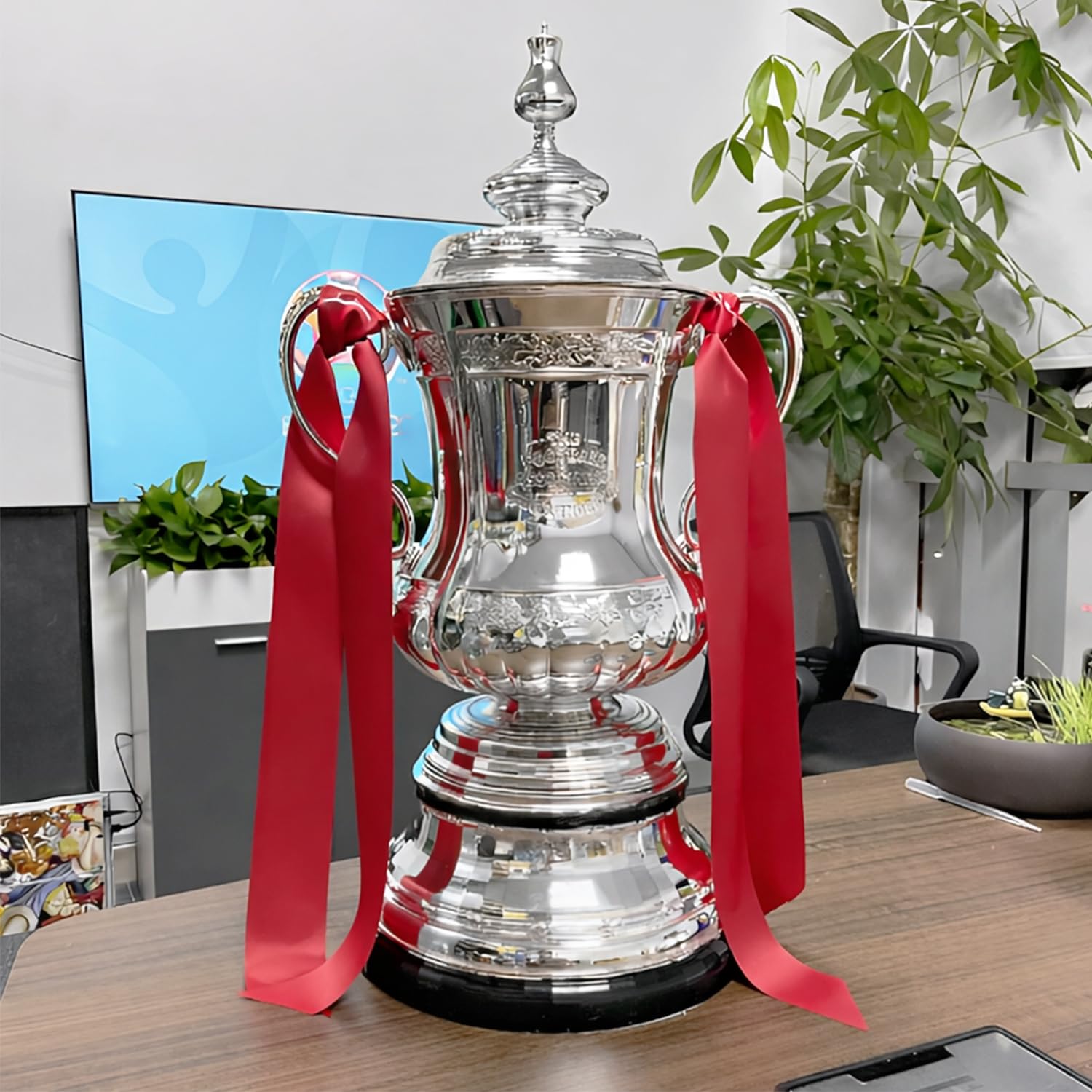 Nachbildung Der FußBall FA Cup Trophäe Mit Farbband FußBall Champion Trophäen Fans Büro Heimdekoration Erinnerungsstücke Sammlung Display Ornamente Kunstharz,32cm
