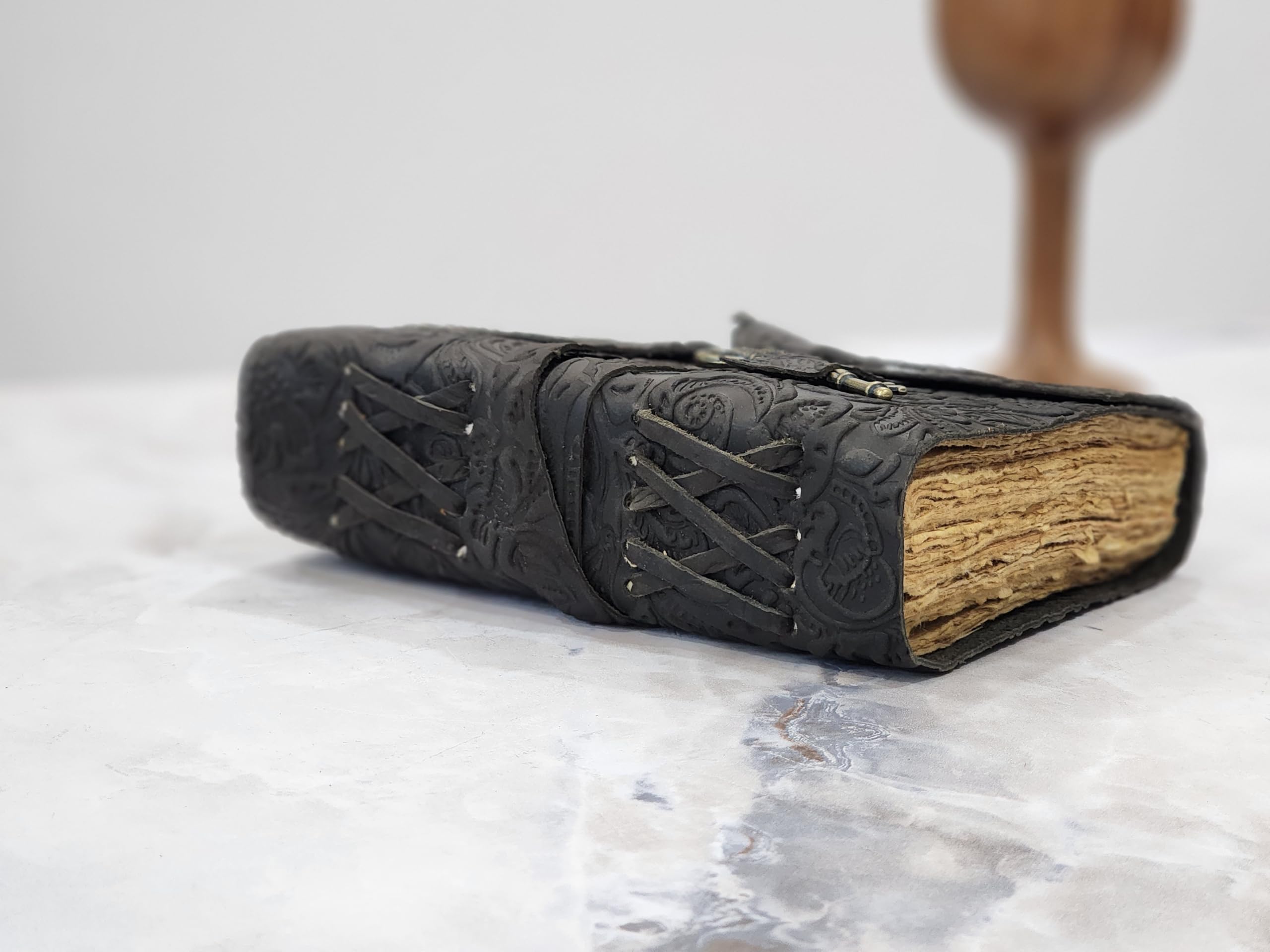 Journal de voyage en cuir gaufré avec clés anciennes et pages vintage faites à la main – Carnet de croquis en cuir – Carnet d'ombres – Grimoire en cuir (noir, 20,3 x 15,2 cm)