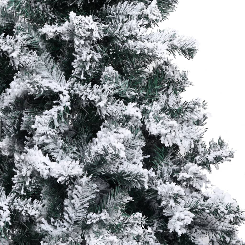 Künstlicher Weihnachtsbaum mit Schnee, Grün 240 cm PVC, 2100 Spitzen, extra Dicke Äste, Stabiler Metallständer für Innen- & Außenbereich