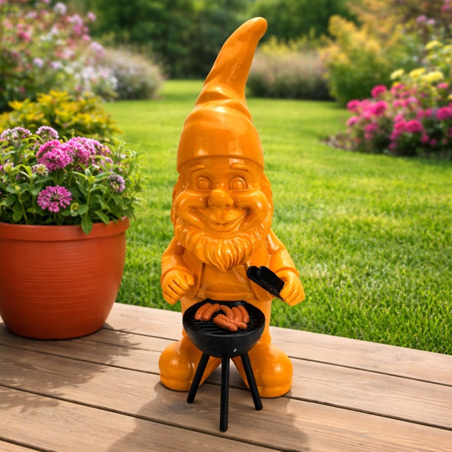 Gartenfigur für draußen moderner Gartenzwerg mit Grill - 37 cm groß, wetterfest - lustige Geschenkidee als Gartendekoration (Orange)
