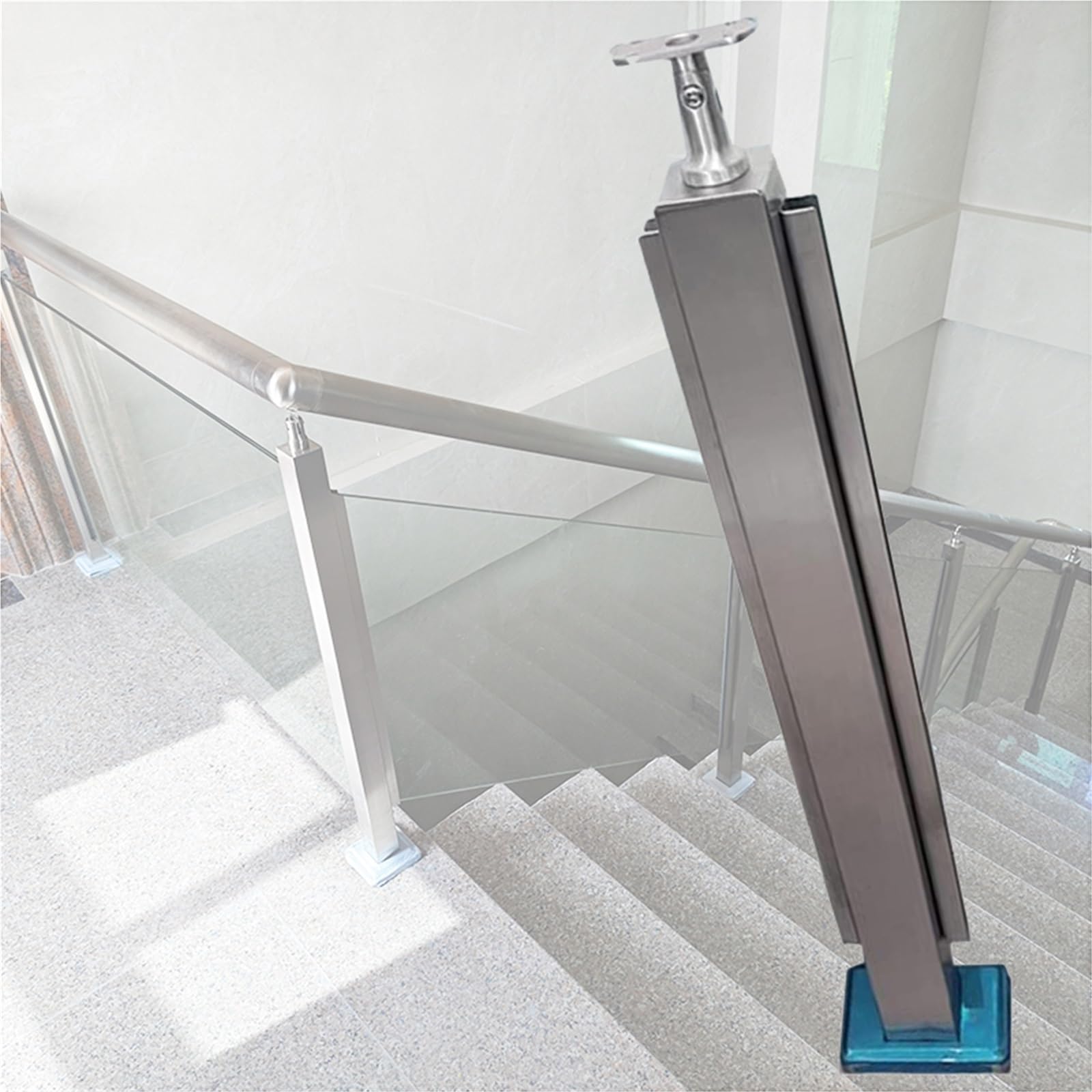Poteau de balustrade carré inox pour sécuriser un escalier en verre