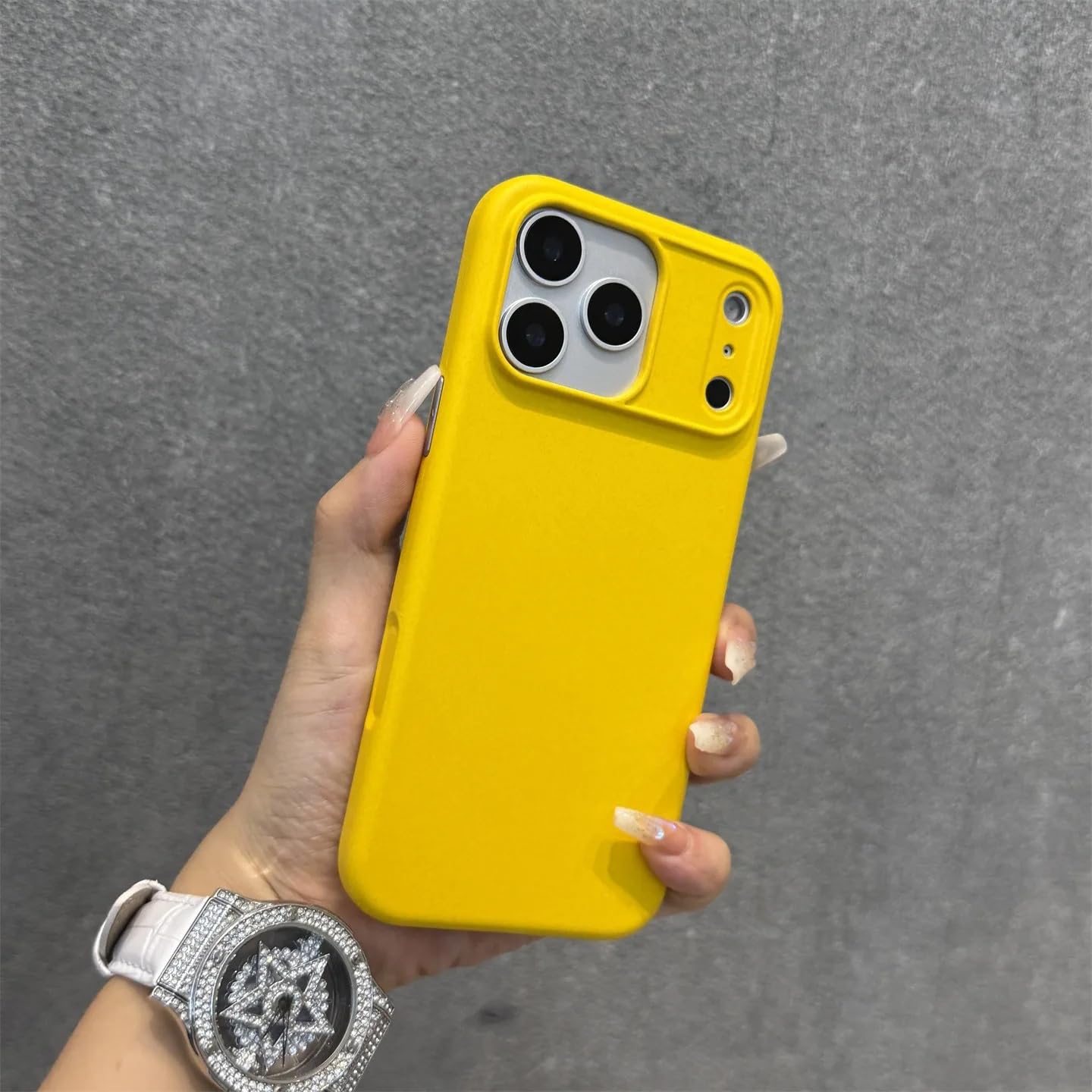 Coque antichoc iPhone 15 Pro jaune mate finie les glissades