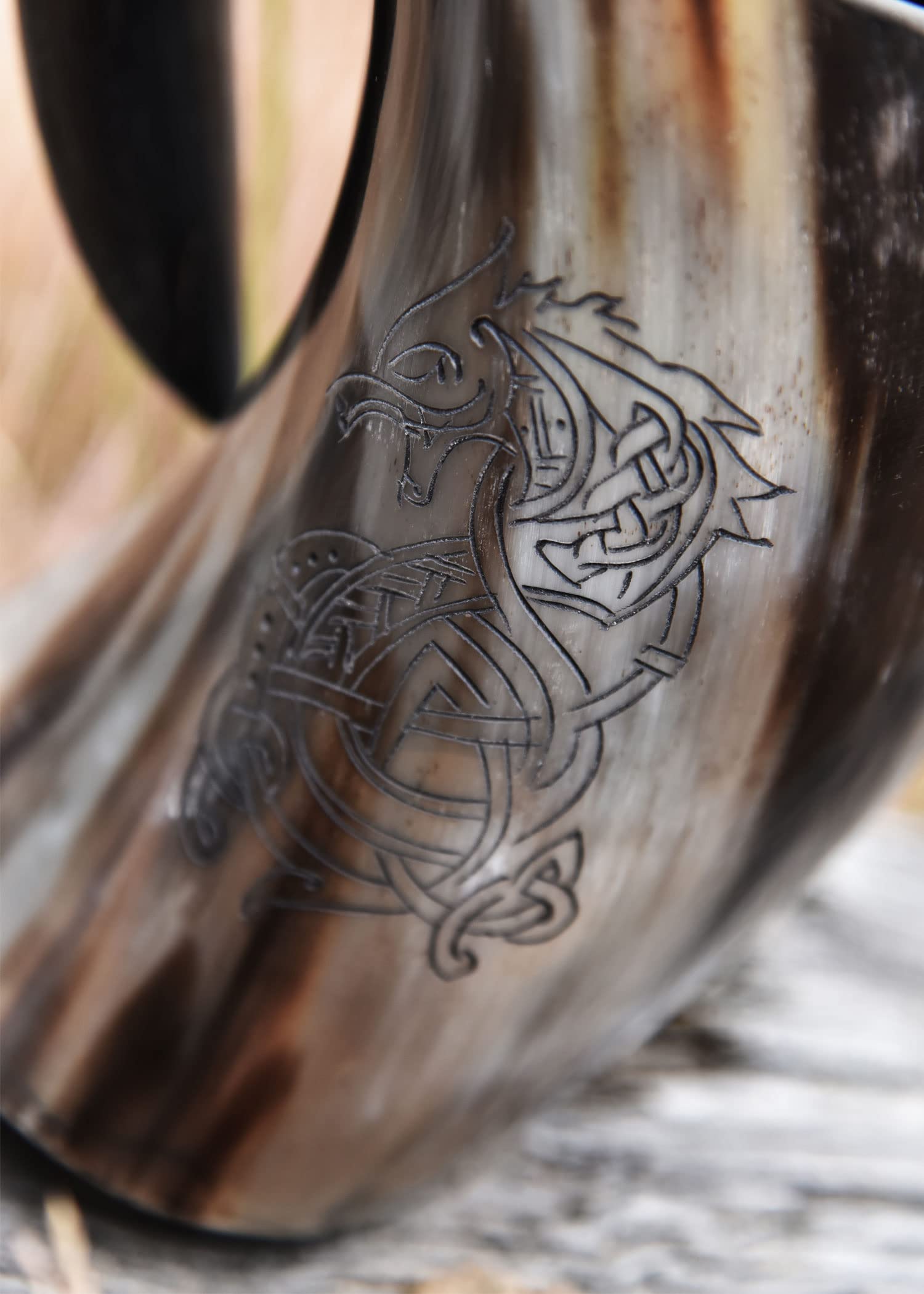 Battle-Merchant | Wysokiej jakości kufel do piwa Wikingów z rogu z motywem Fenrir | Grawerowany kufel Horn Fenriswolf | Średniowieczny kufel do piwa o pojemności do 800 ml