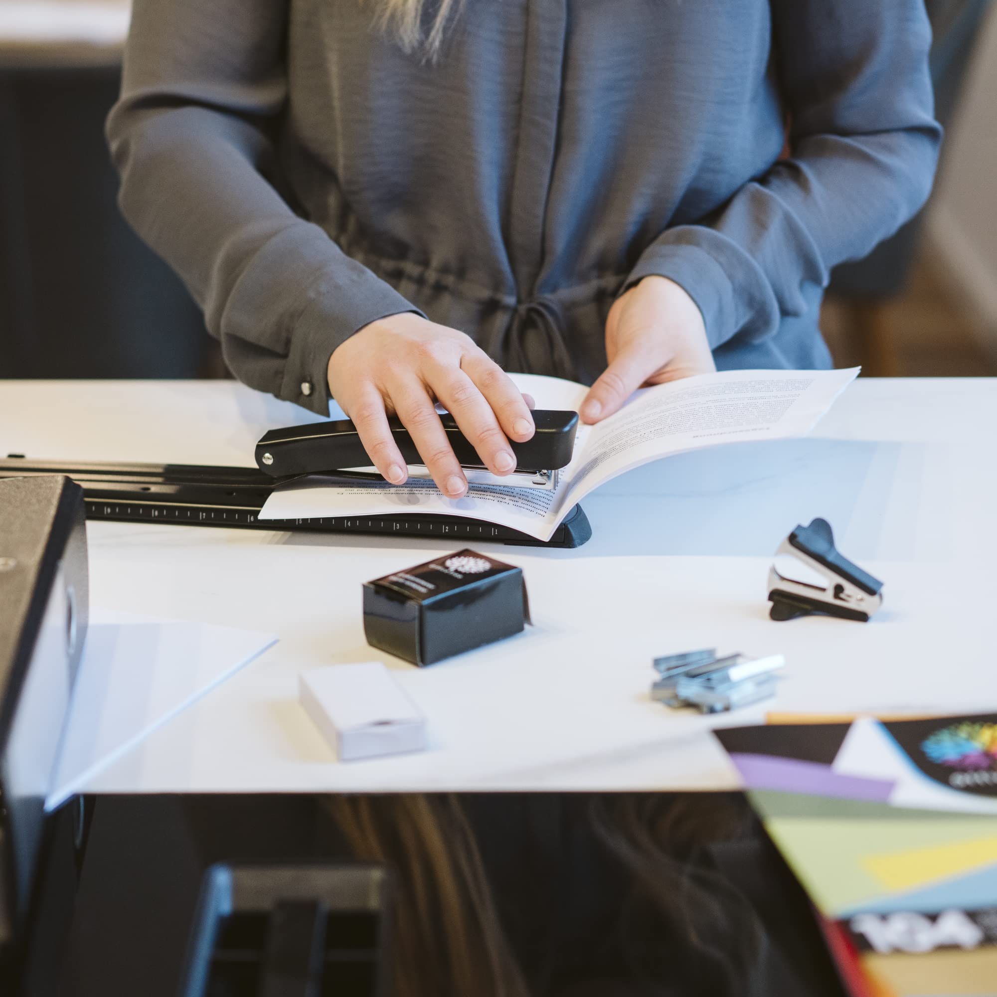 OfficeTree Langarmhefter - Tacker mit 1 Entklammerer & 1000 Tackernadeln - Langarmtacker Ideal für Broschüren - Großer Tacker Langarmhefter für DIN A3 Papier - Schwarzer Hefter mit Papierführung
